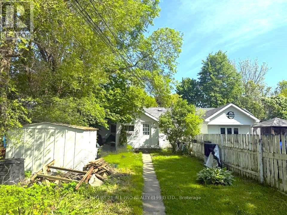 240 UNIVERSITY AVENUE WEST Image 12