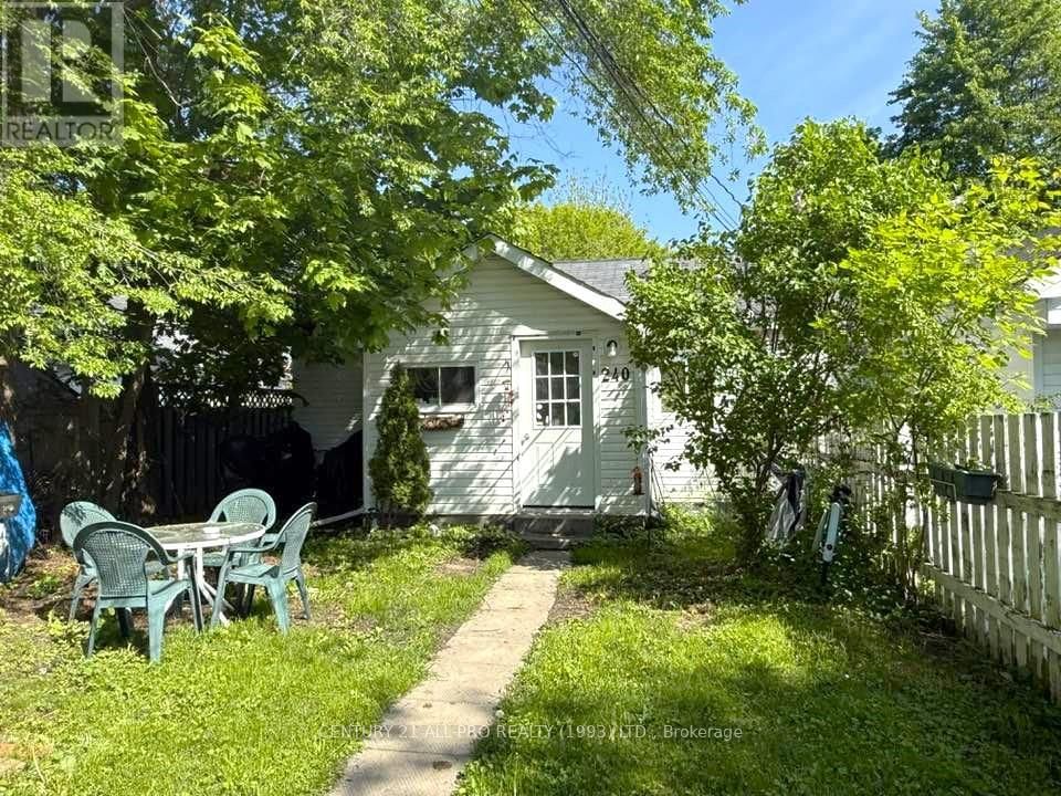 240 UNIVERSITY AVENUE WEST Image 3