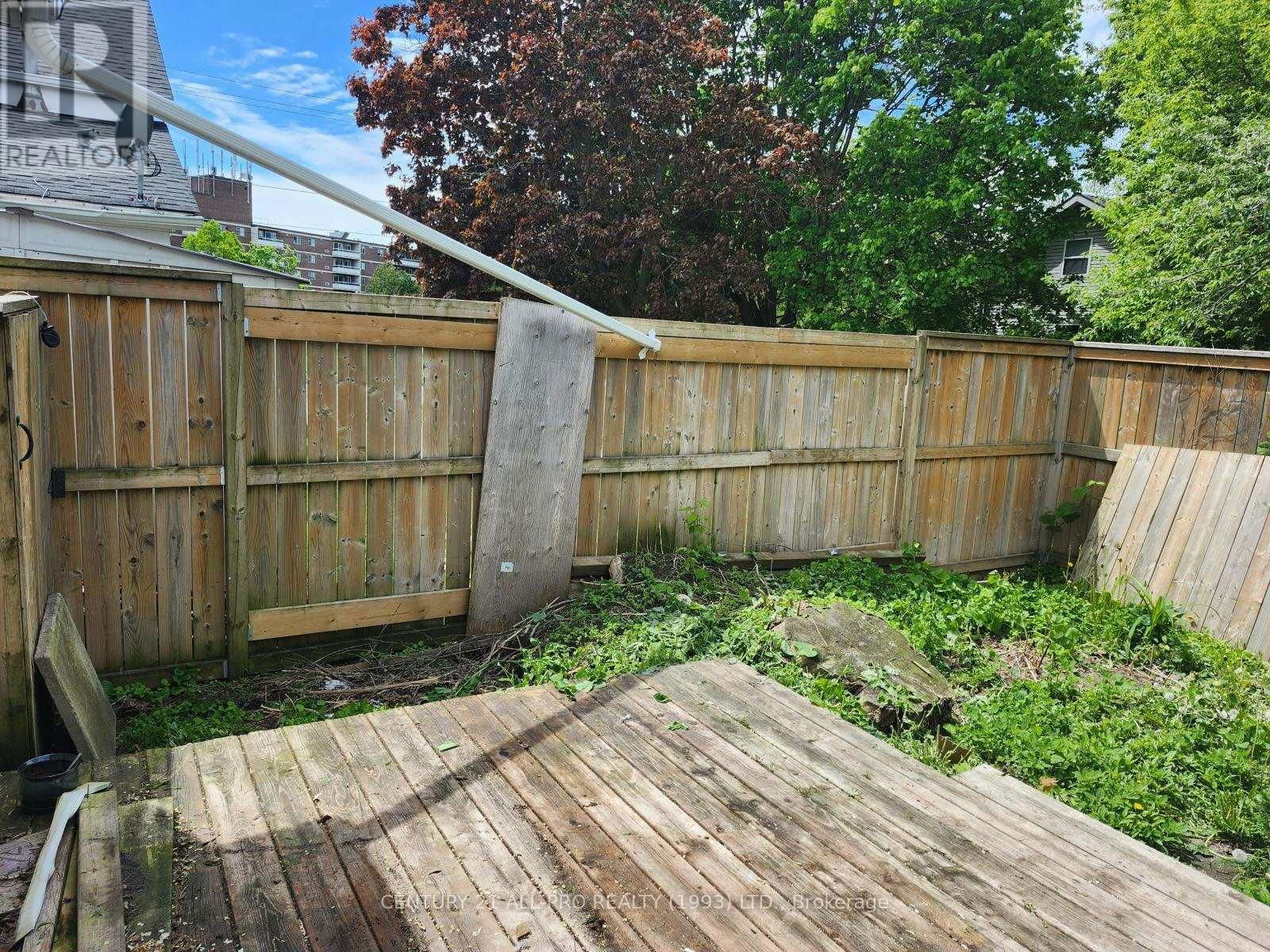 240 UNIVERSITY AVENUE WEST Image 6