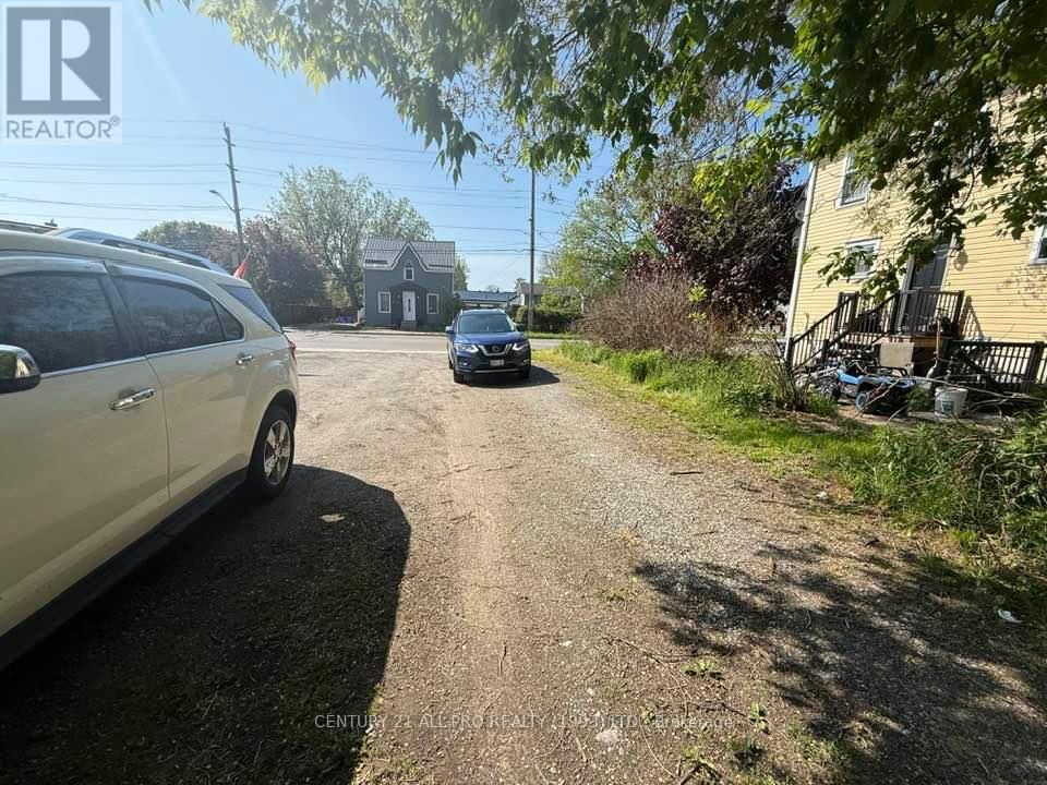 240 UNIVERSITY AVENUE WEST Image 8