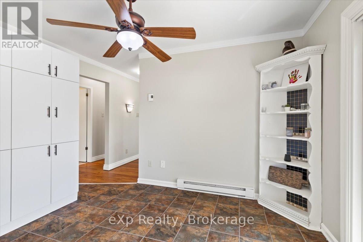 242 SADDLER STREET EAST Image 14