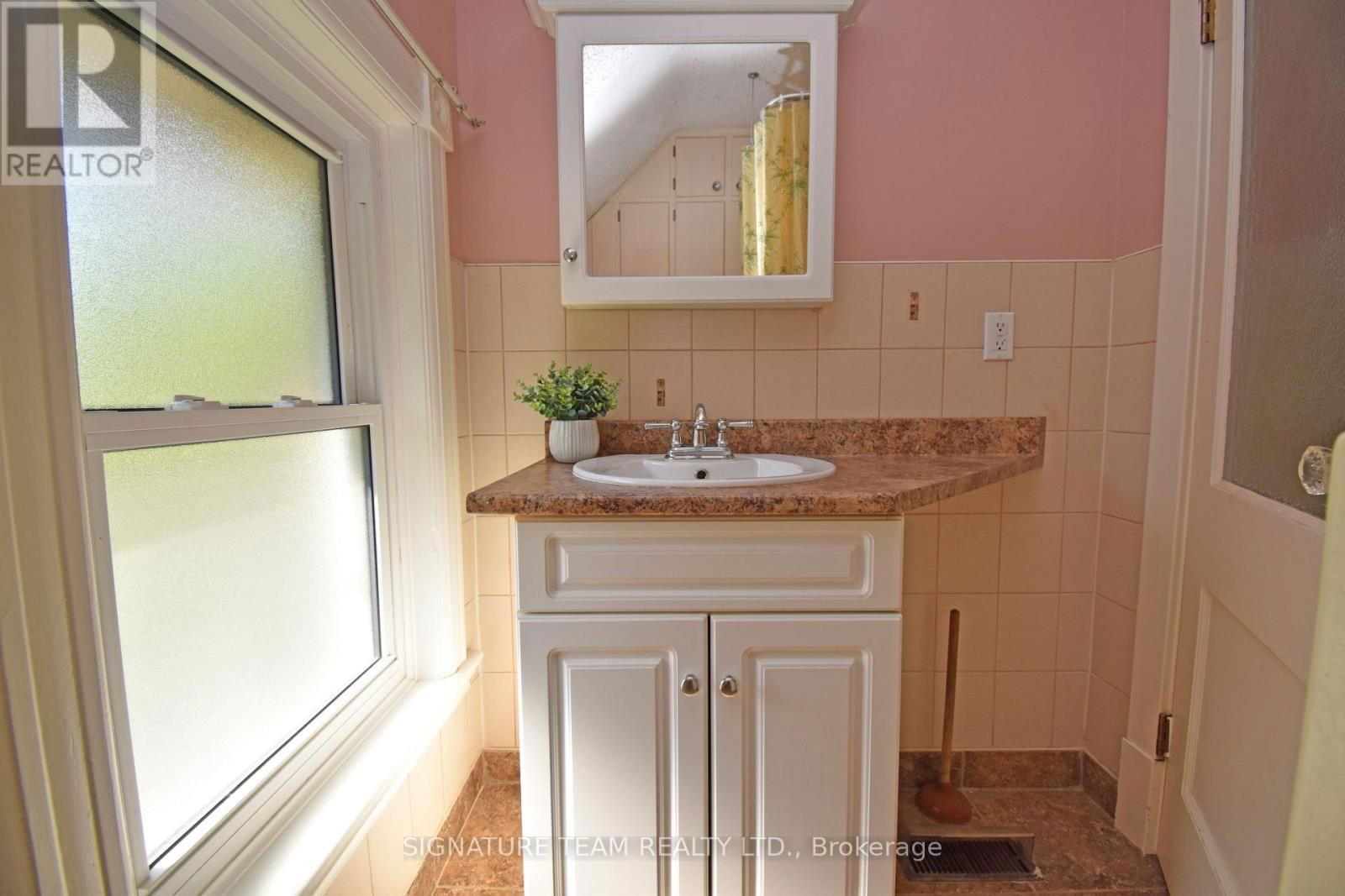 568 MARY STREET Image 15