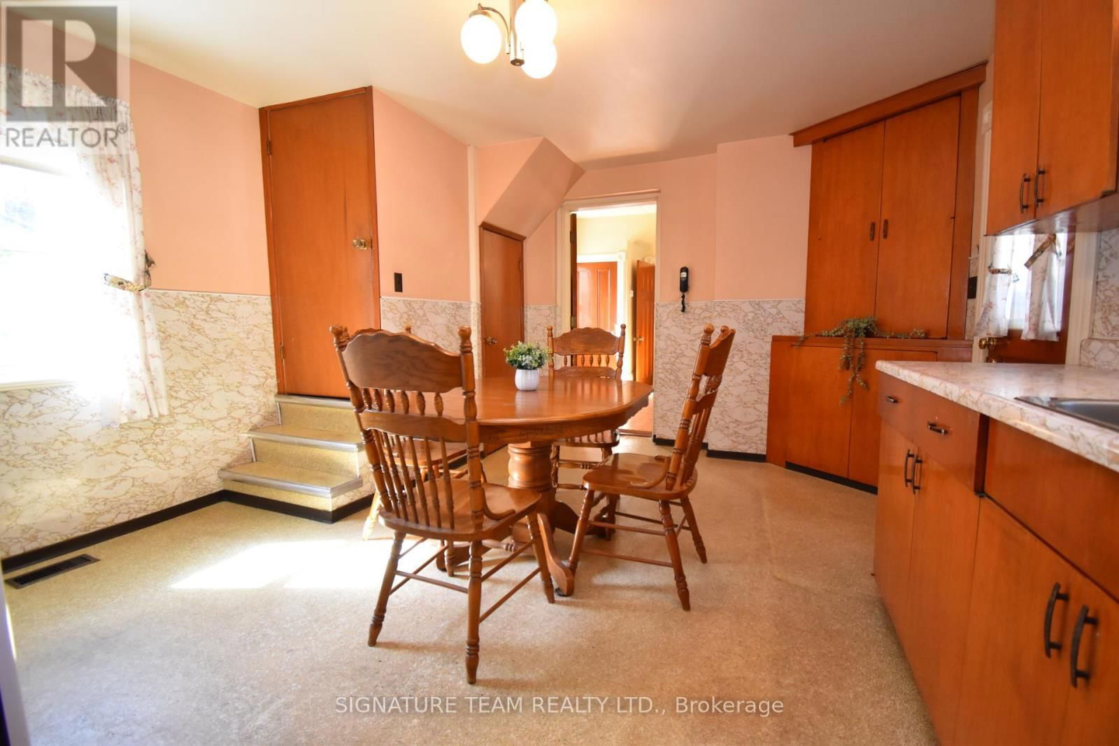 568 MARY STREET Image 6