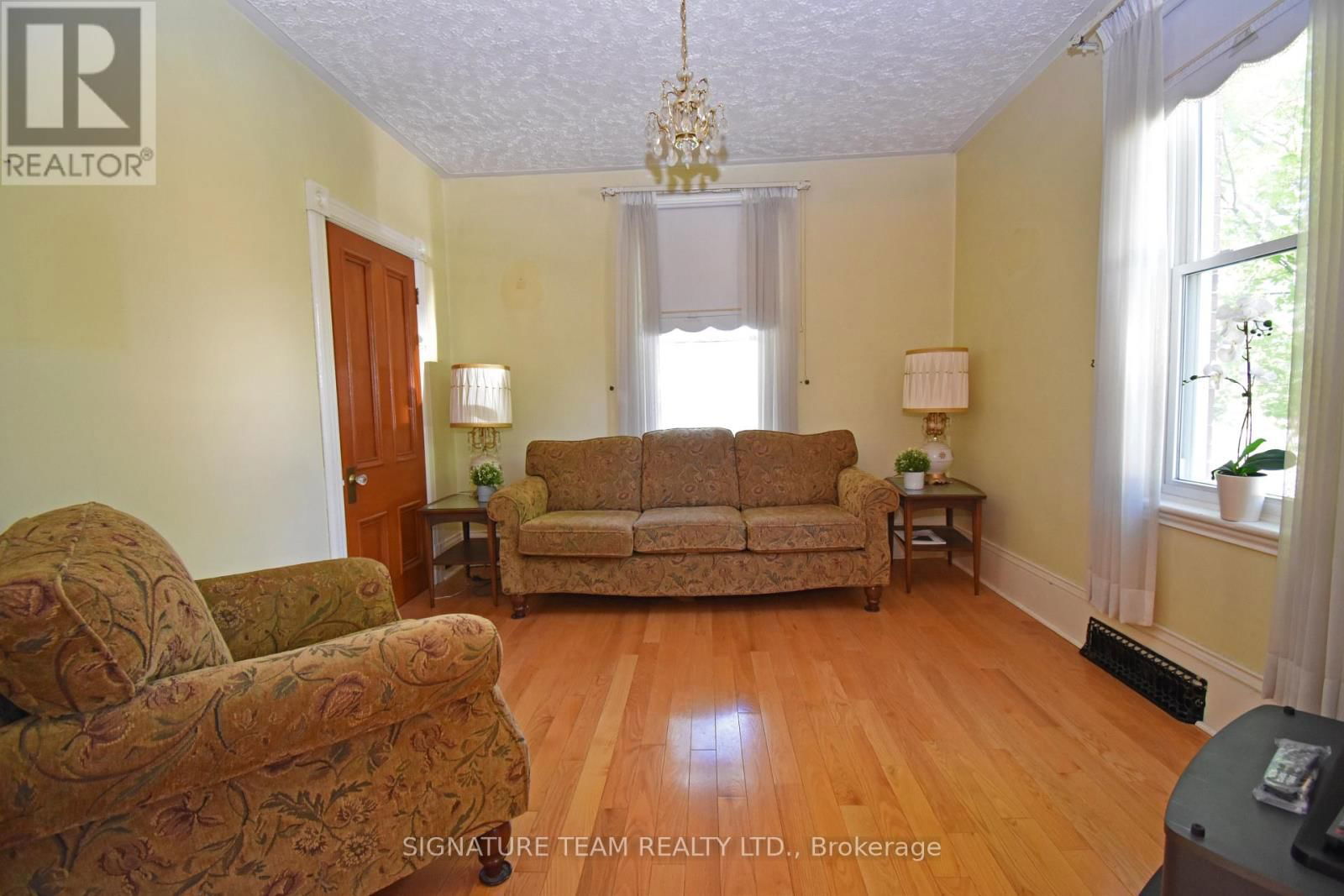 568 MARY STREET Image 8