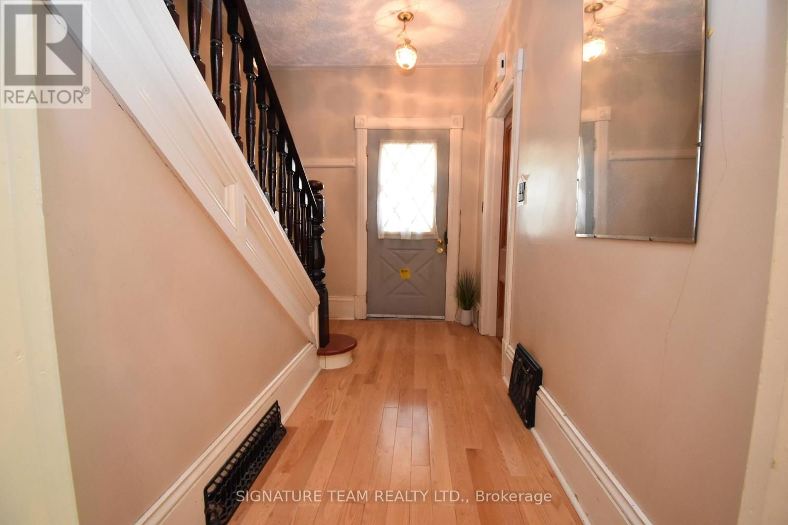 568 MARY STREET Image 9