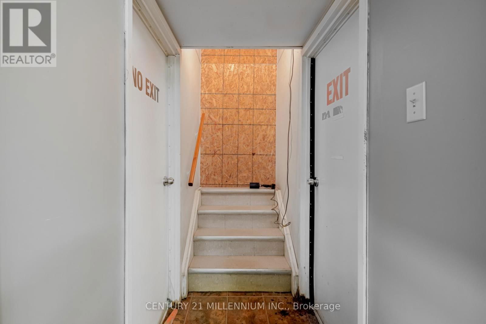 2073 PIPER LANE Image 32