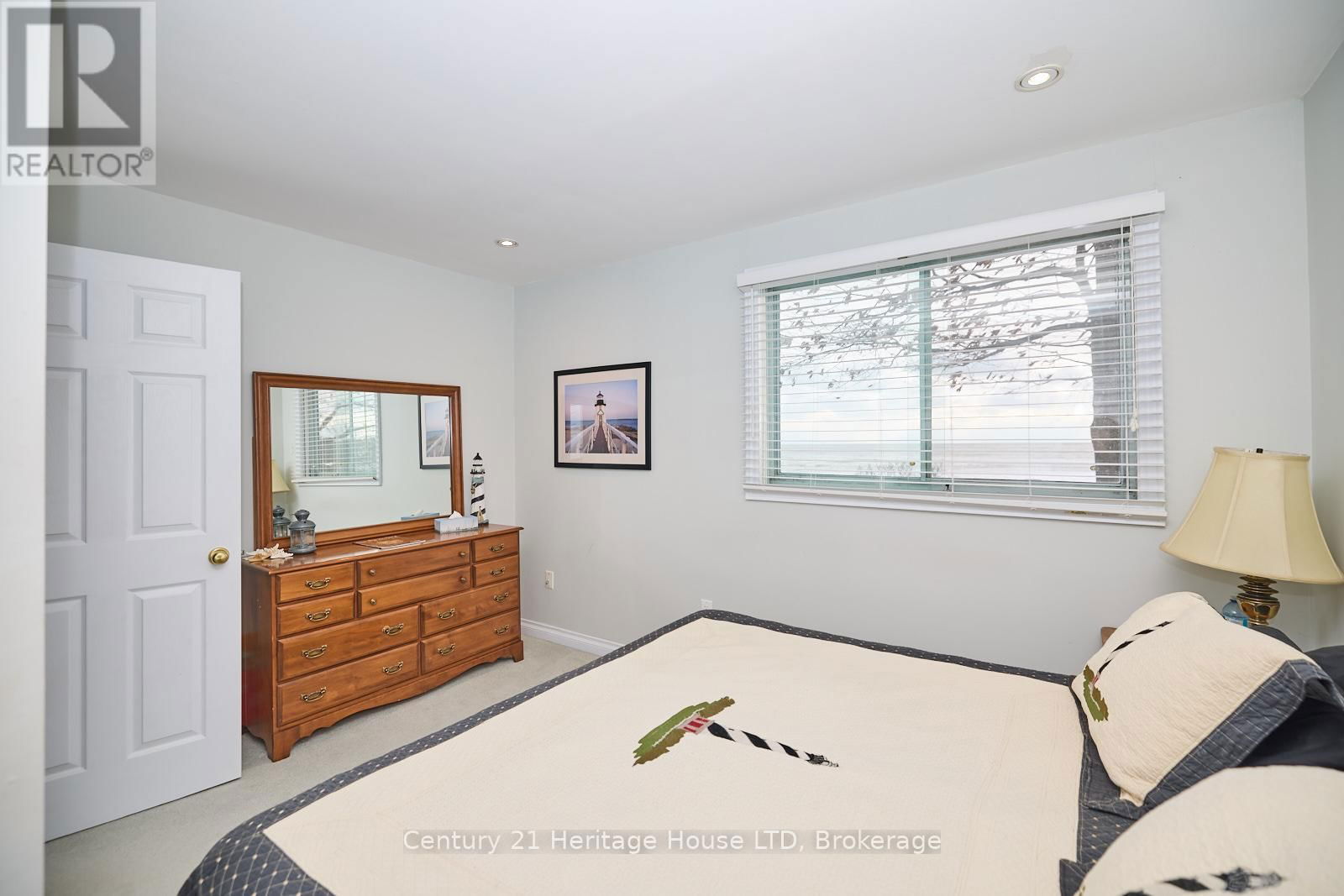 2901 VIMY ROAD Image 20