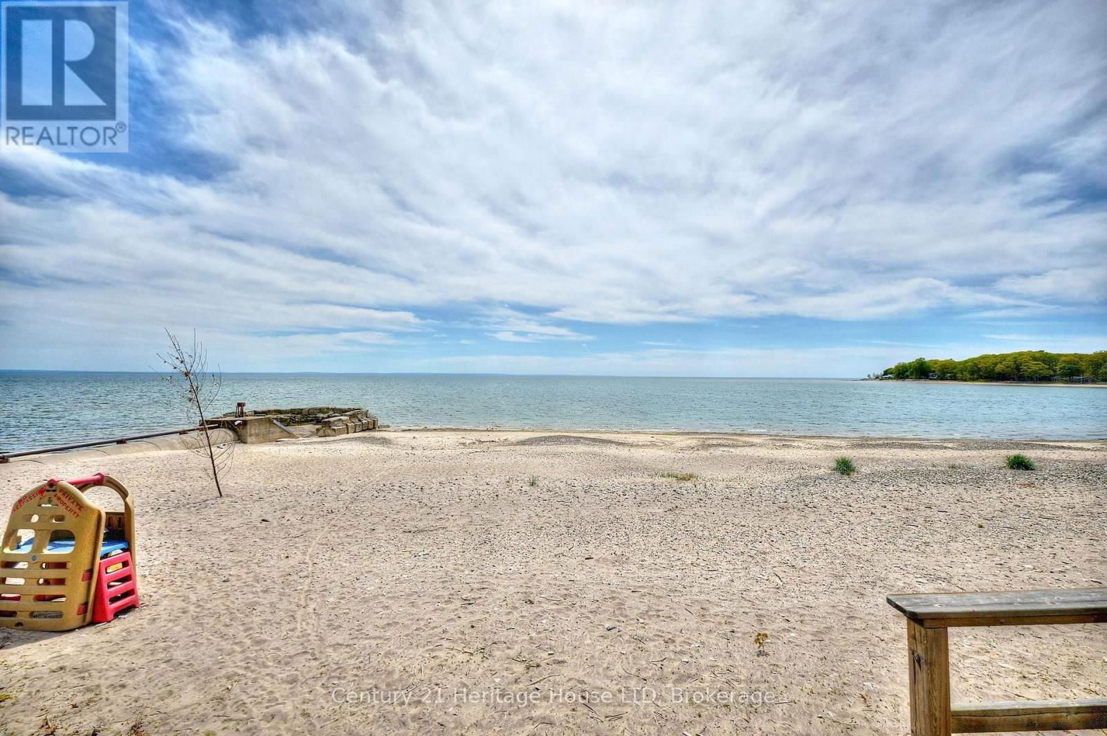2901 VIMY ROAD Image 33