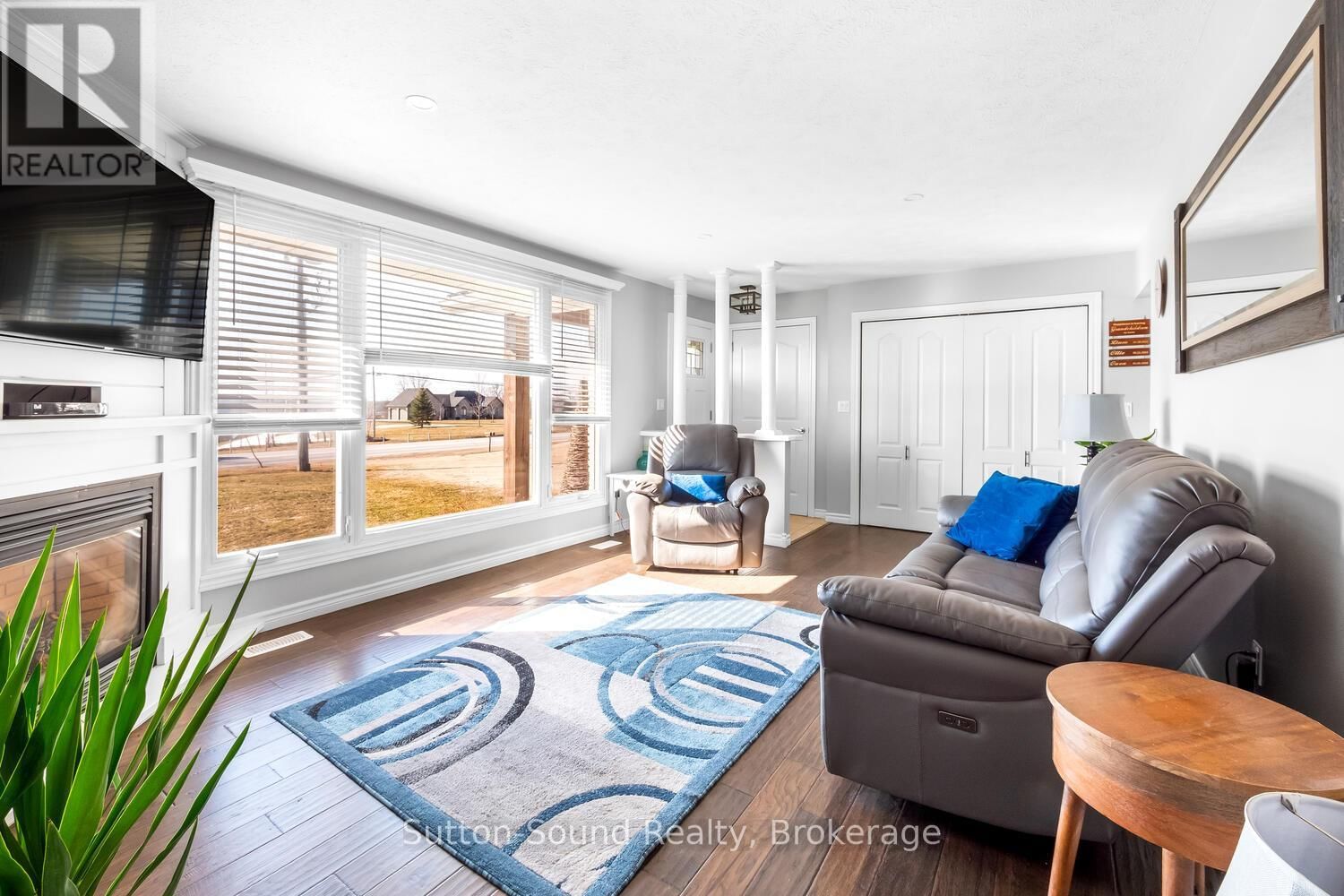202093 21 HIGHWAY Image 9