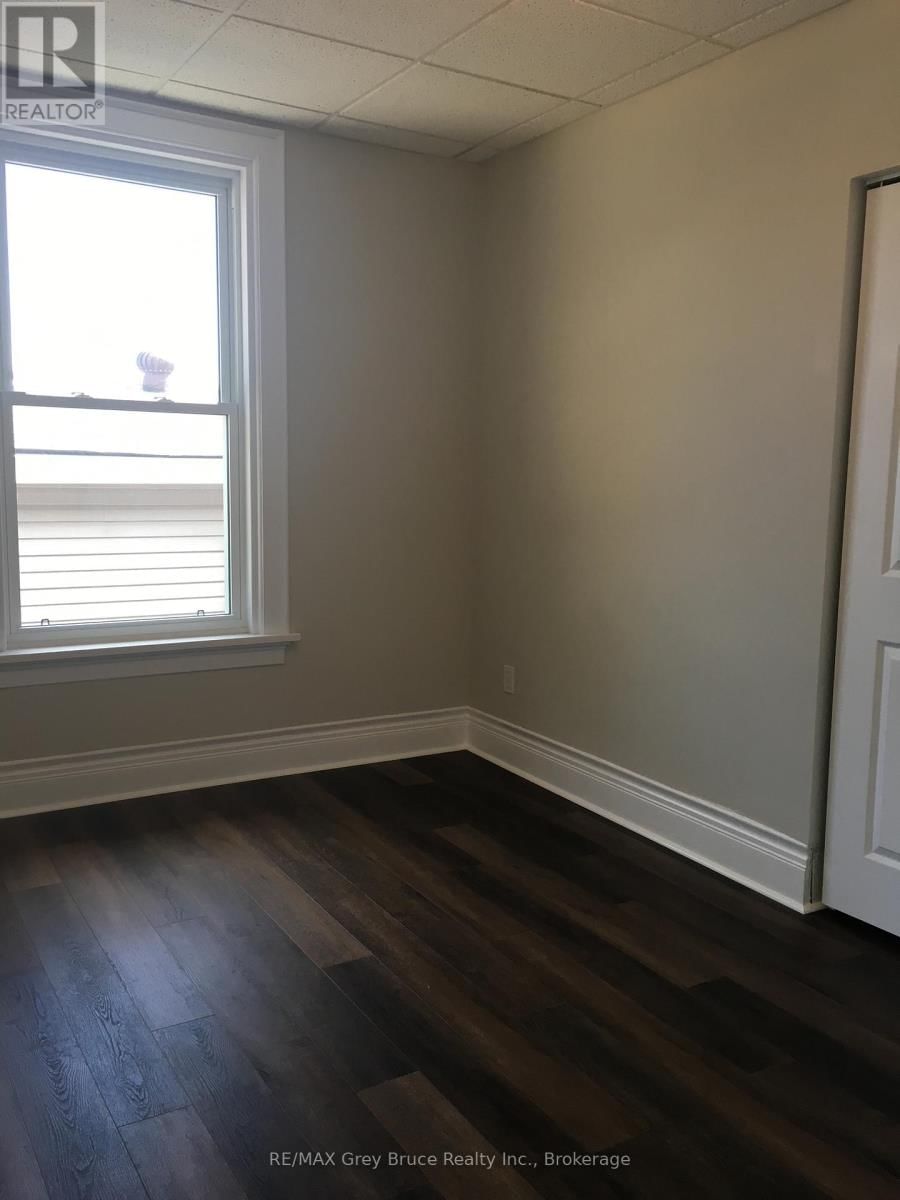 784 16TH STREET EAST Image 32