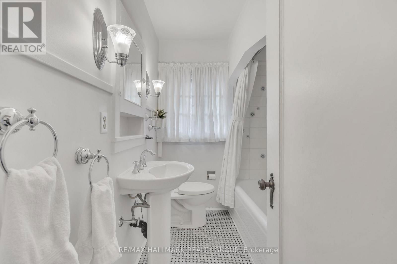396 HURON AVENUE SOUTH Image 24