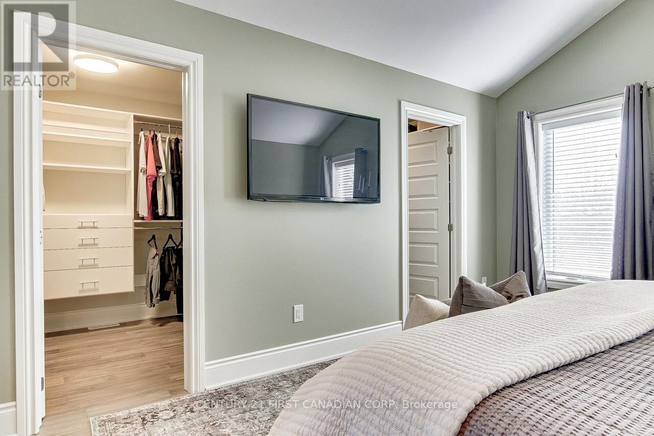 239 TECUMSEH AVENUE EAST Image 33