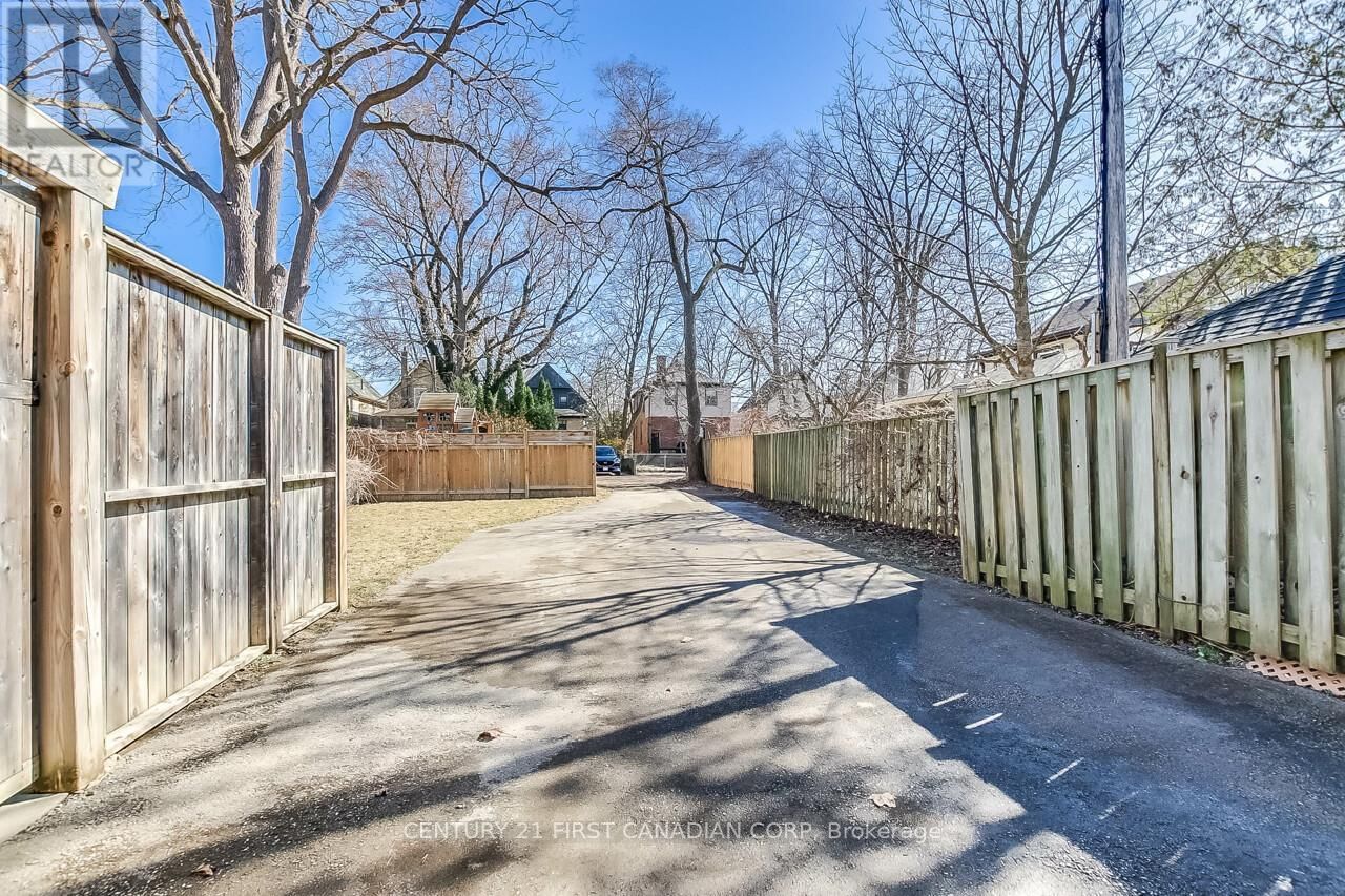 239 TECUMSEH AVENUE EAST Image 45