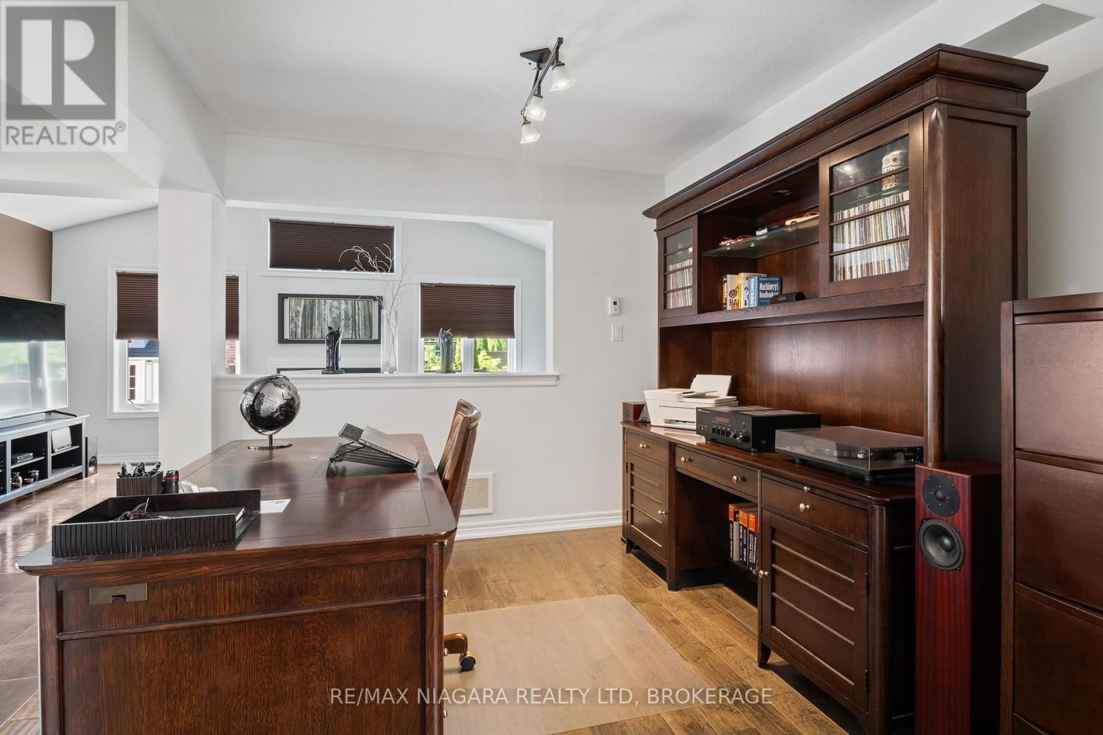 8809 KUDLAC STREET Image 9