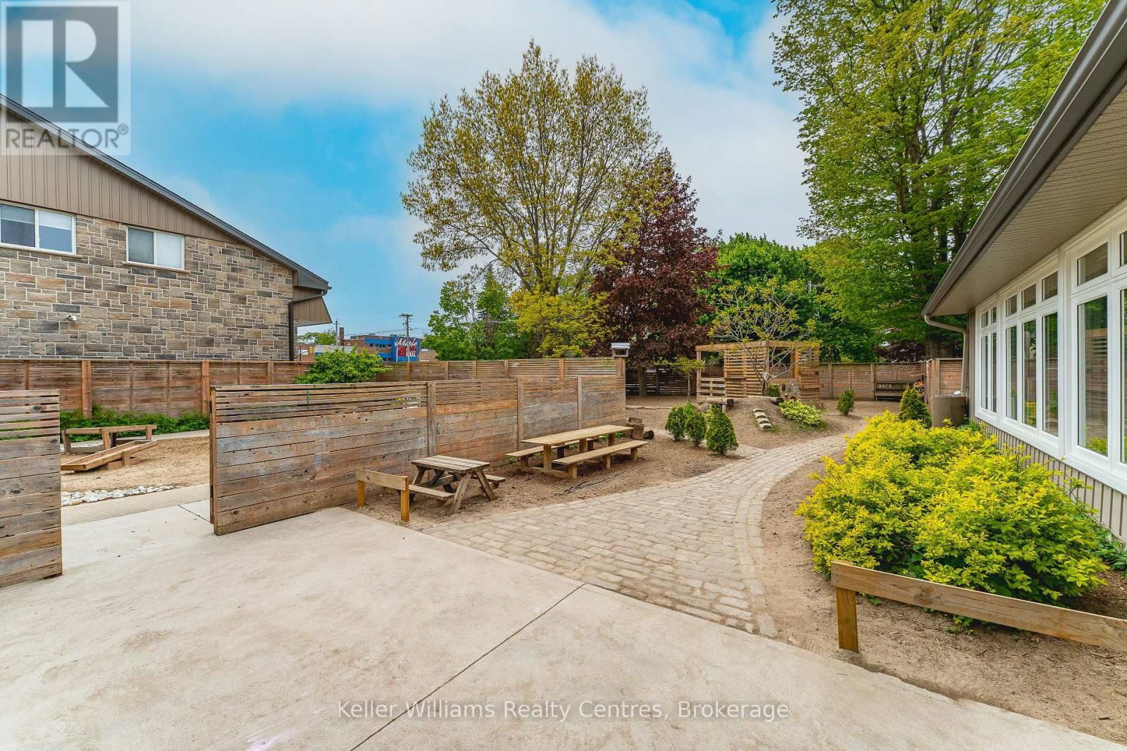 569 CATHERINE STREET Image 10
