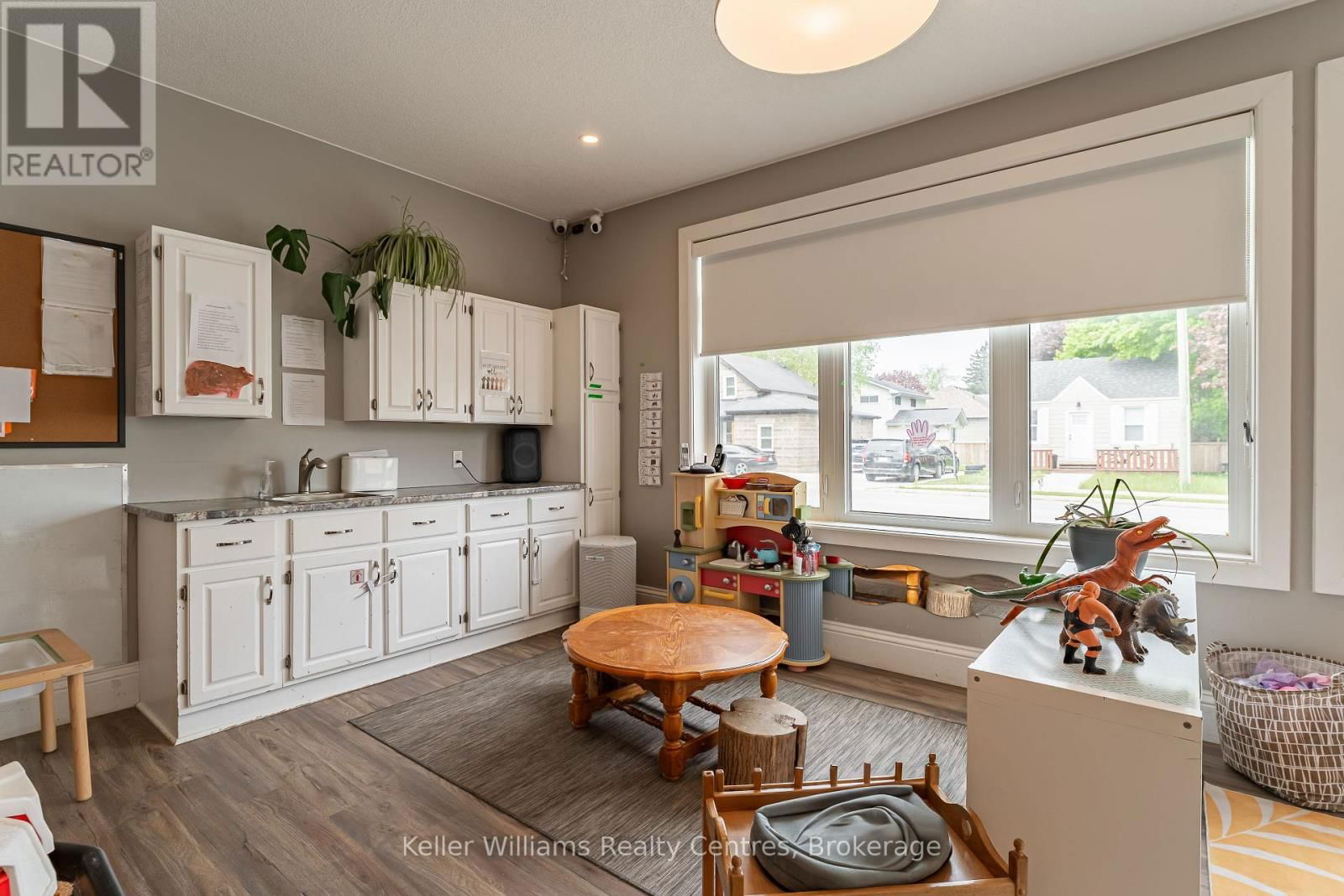 569 CATHERINE STREET Image 14