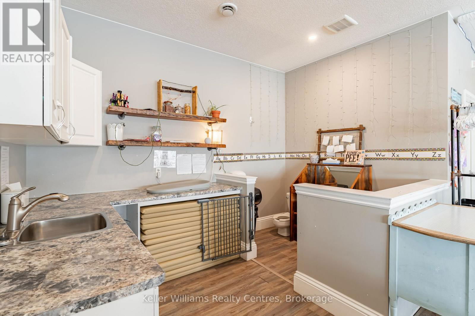569 CATHERINE STREET Image 17