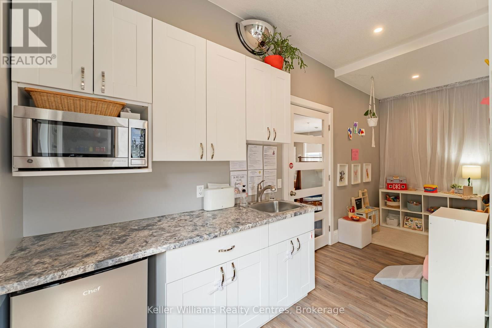 569 CATHERINE STREET Image 19