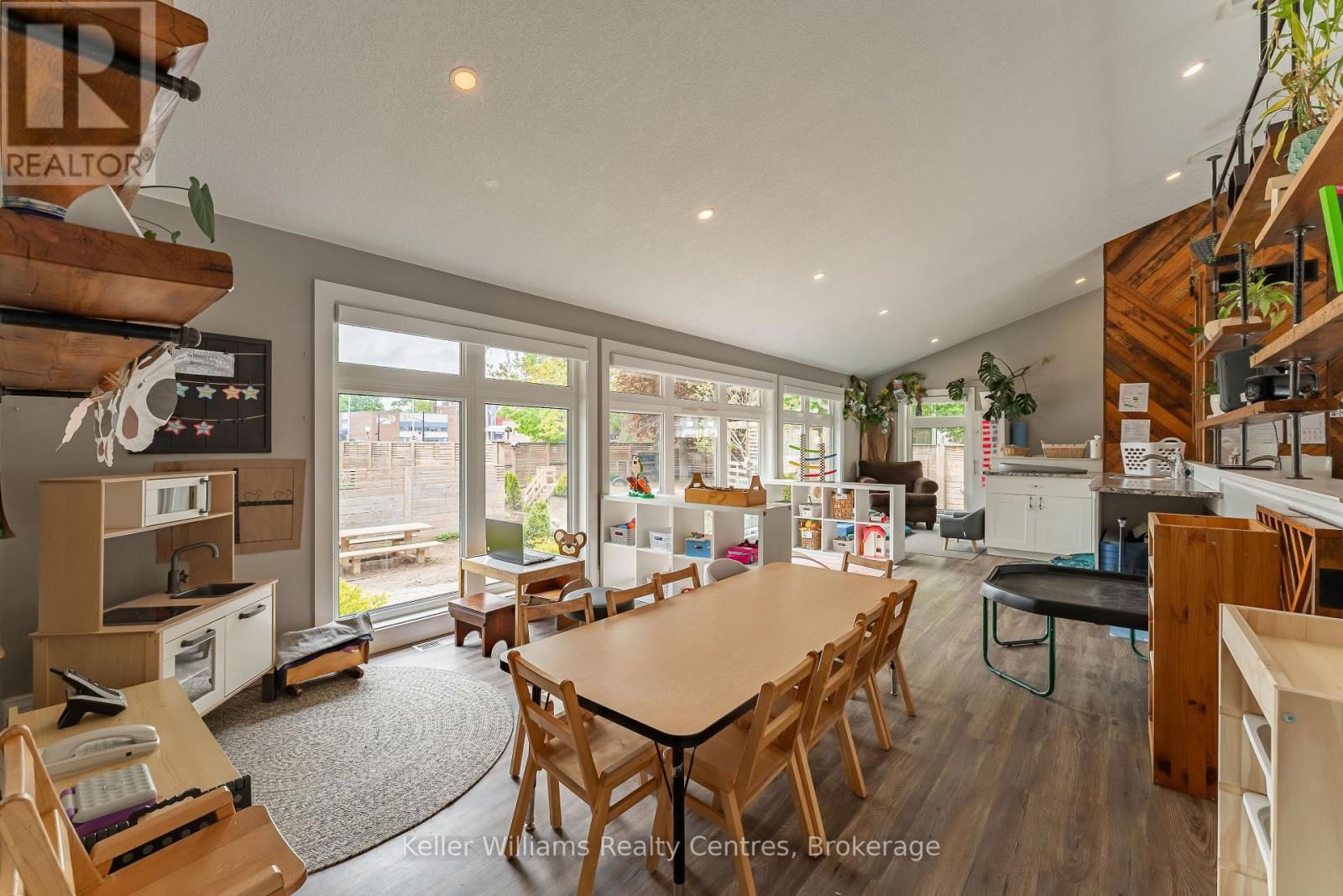 569 CATHERINE STREET Image 22