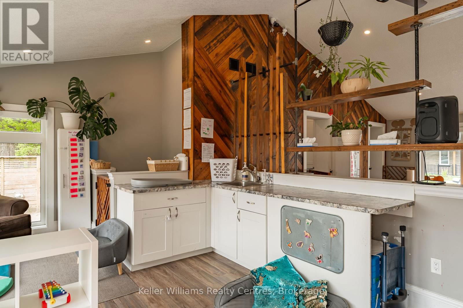 569 CATHERINE STREET Image 23