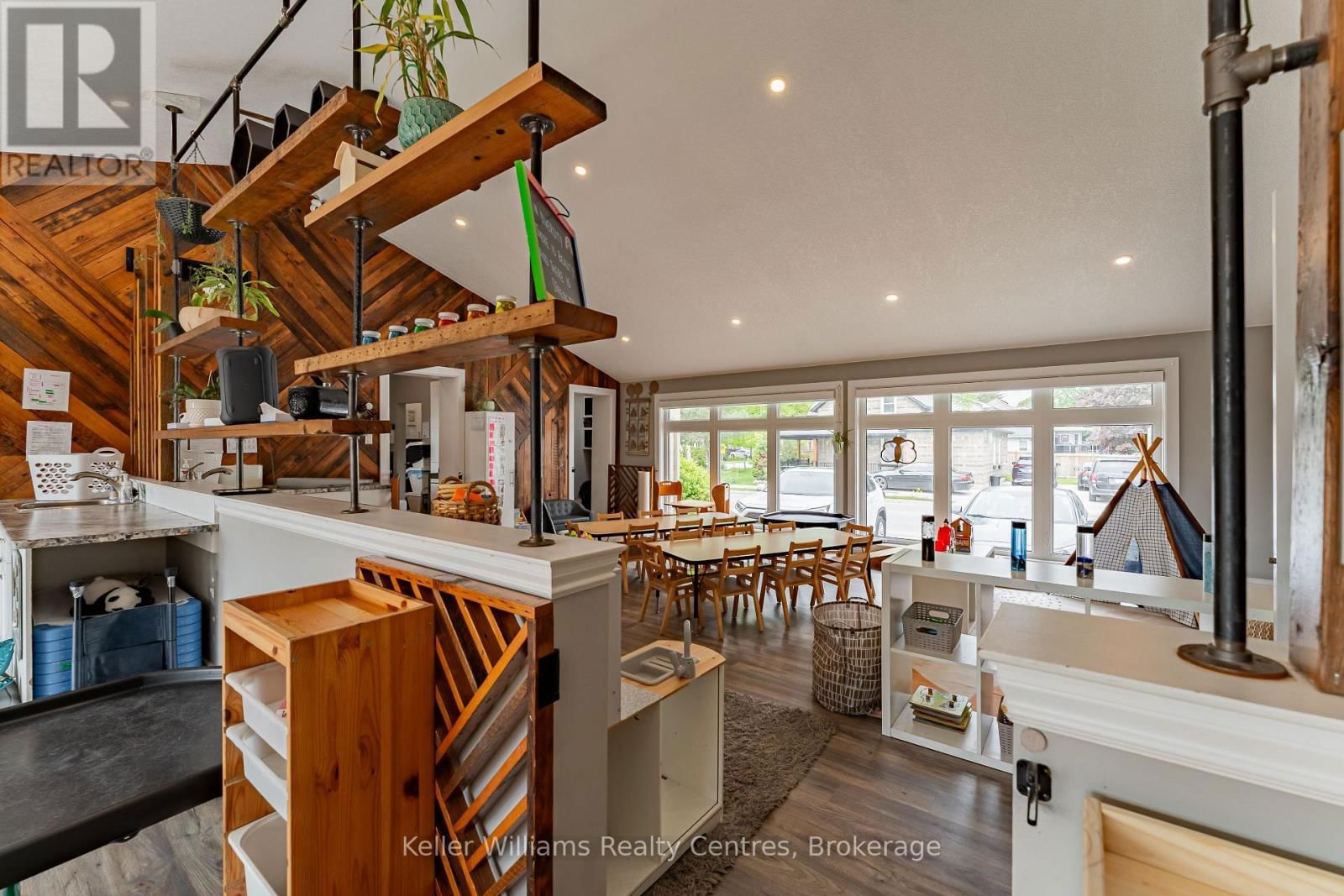 569 CATHERINE STREET Image 24