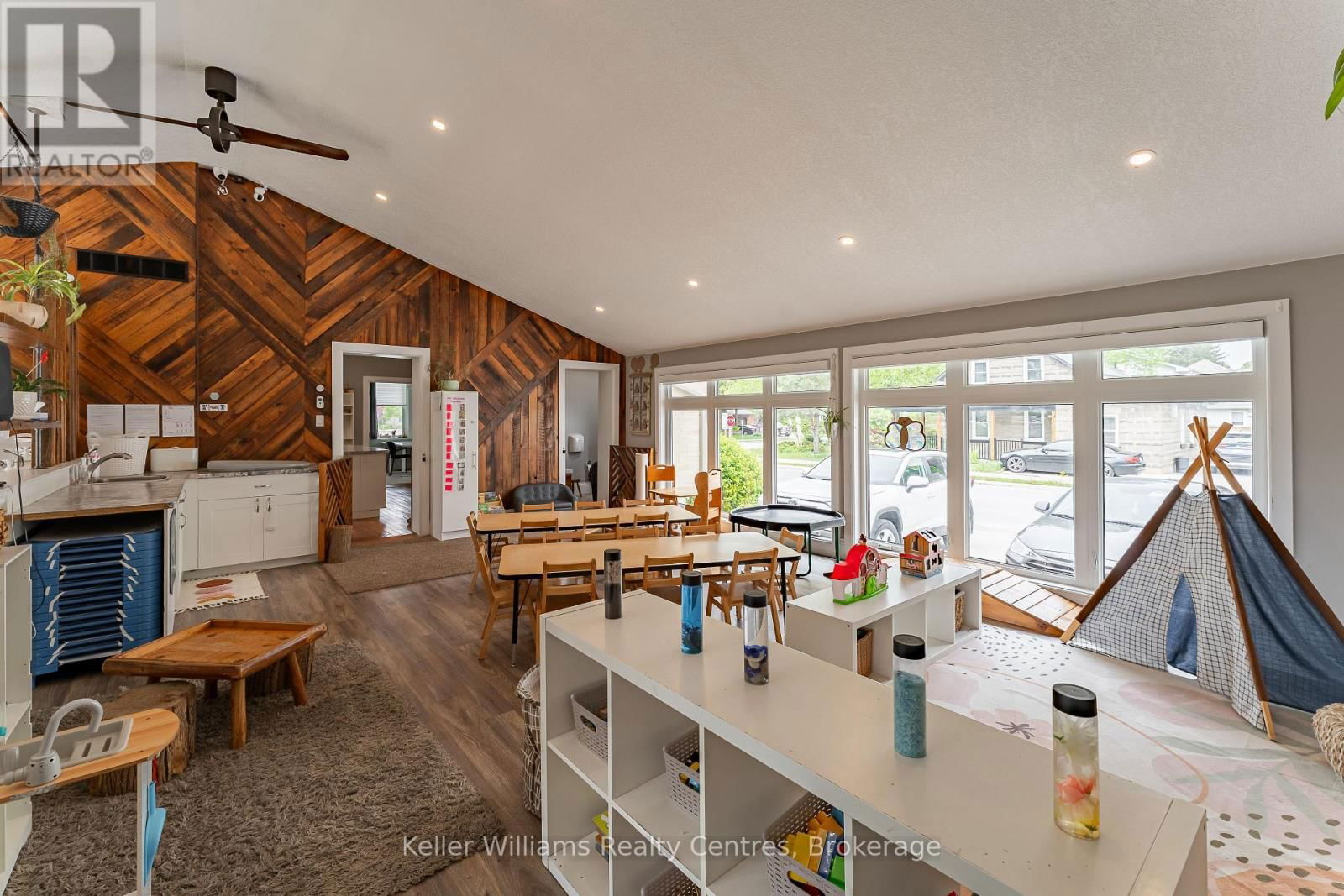 569 CATHERINE STREET Image 25