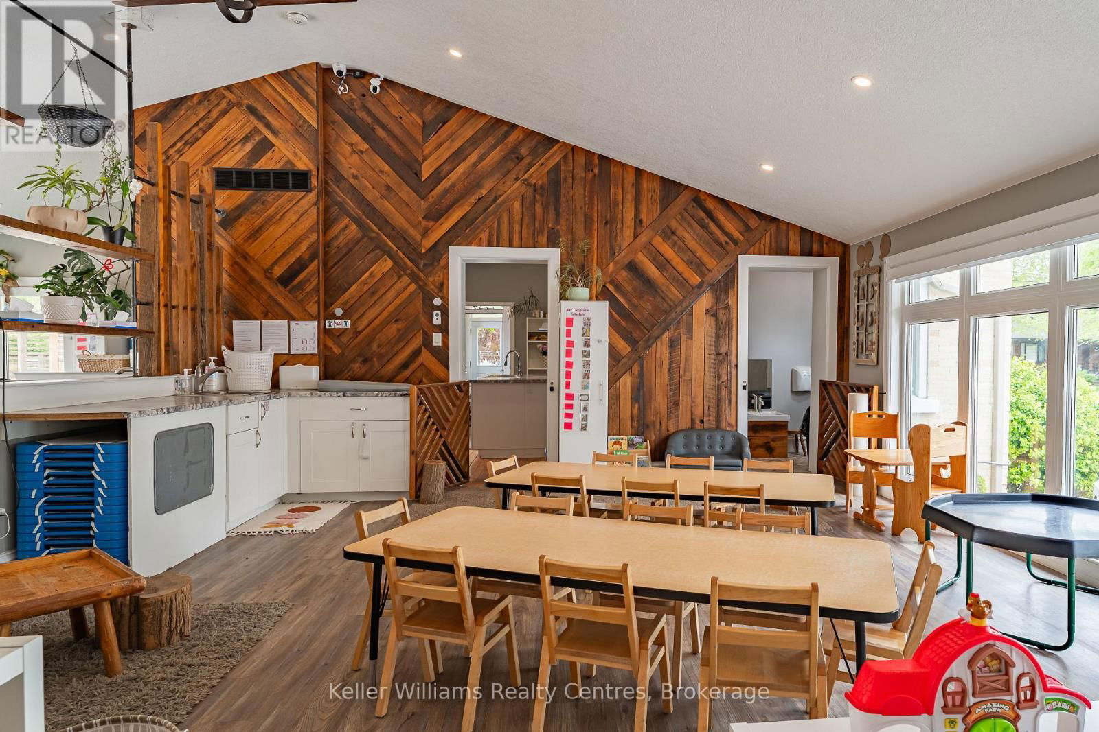 569 CATHERINE STREET Image 26