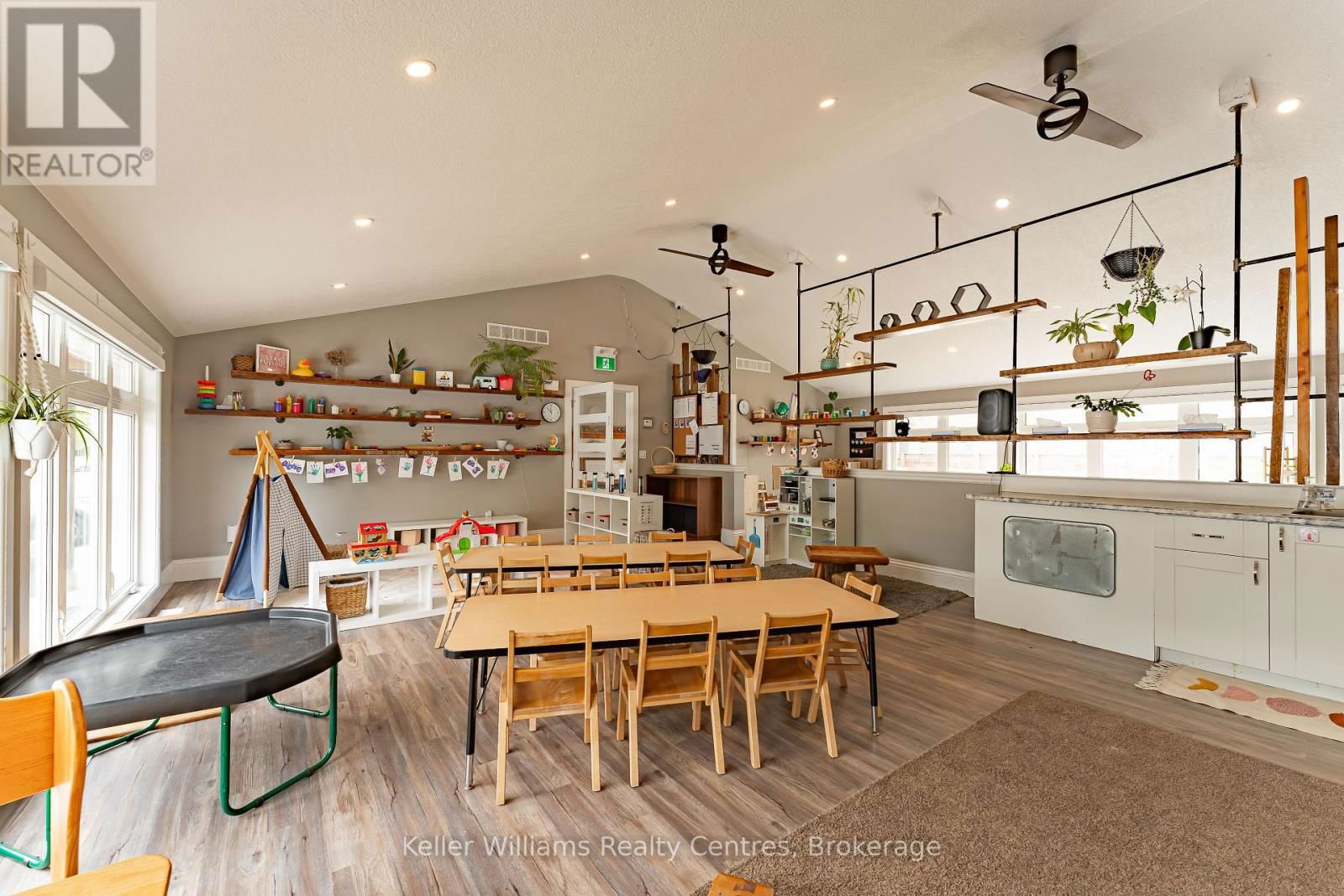 569 CATHERINE STREET Image 27