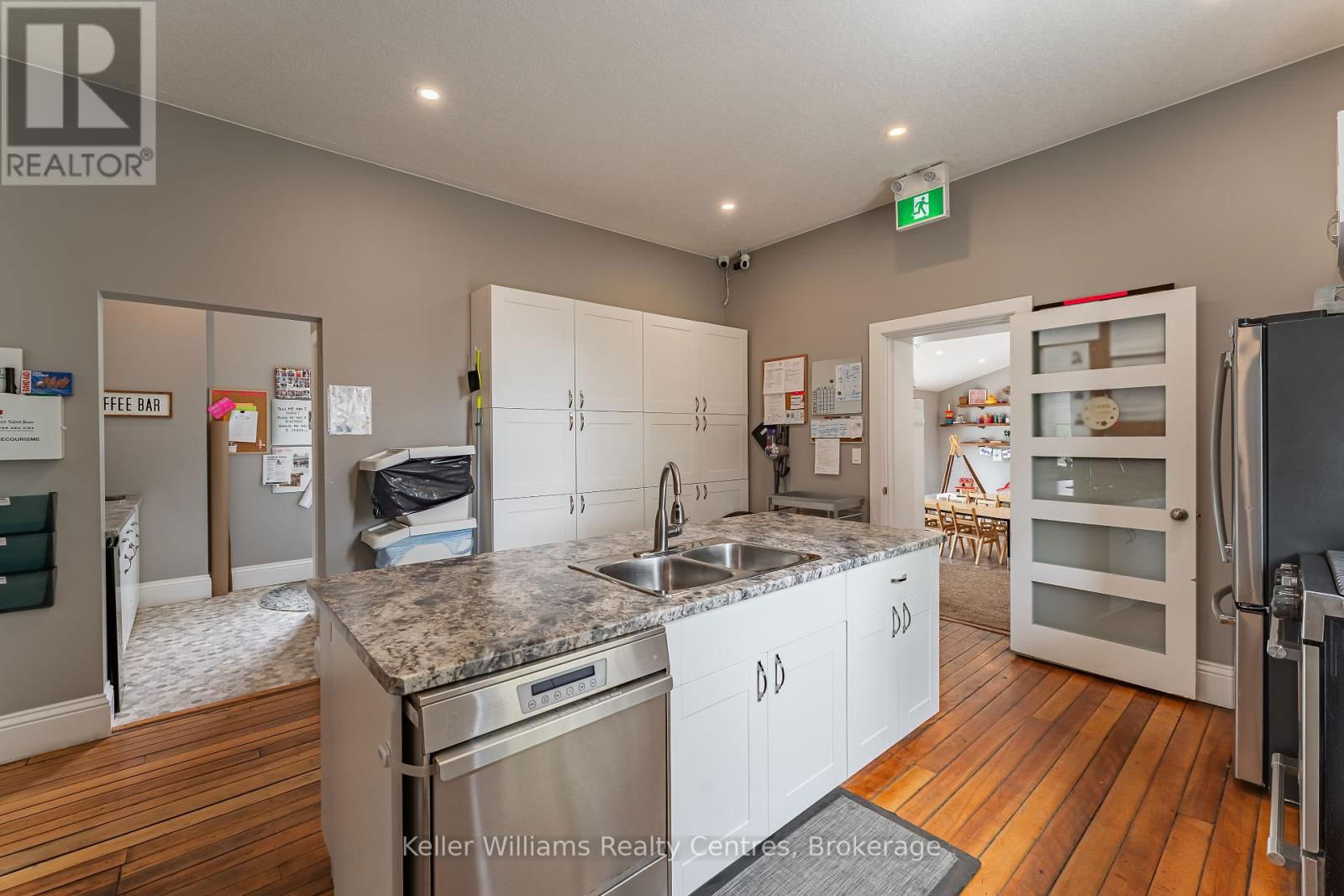 569 CATHERINE STREET Image 31