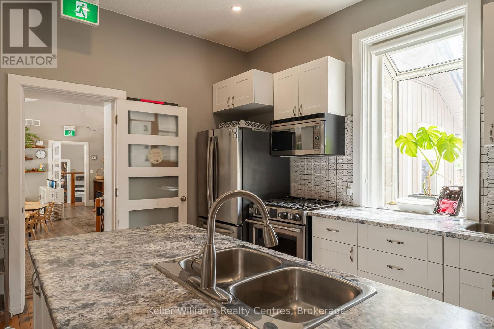 569 CATHERINE STREET Image 32