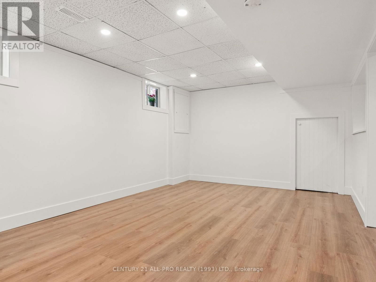 46 MEREDITH CRESCENT Image 33