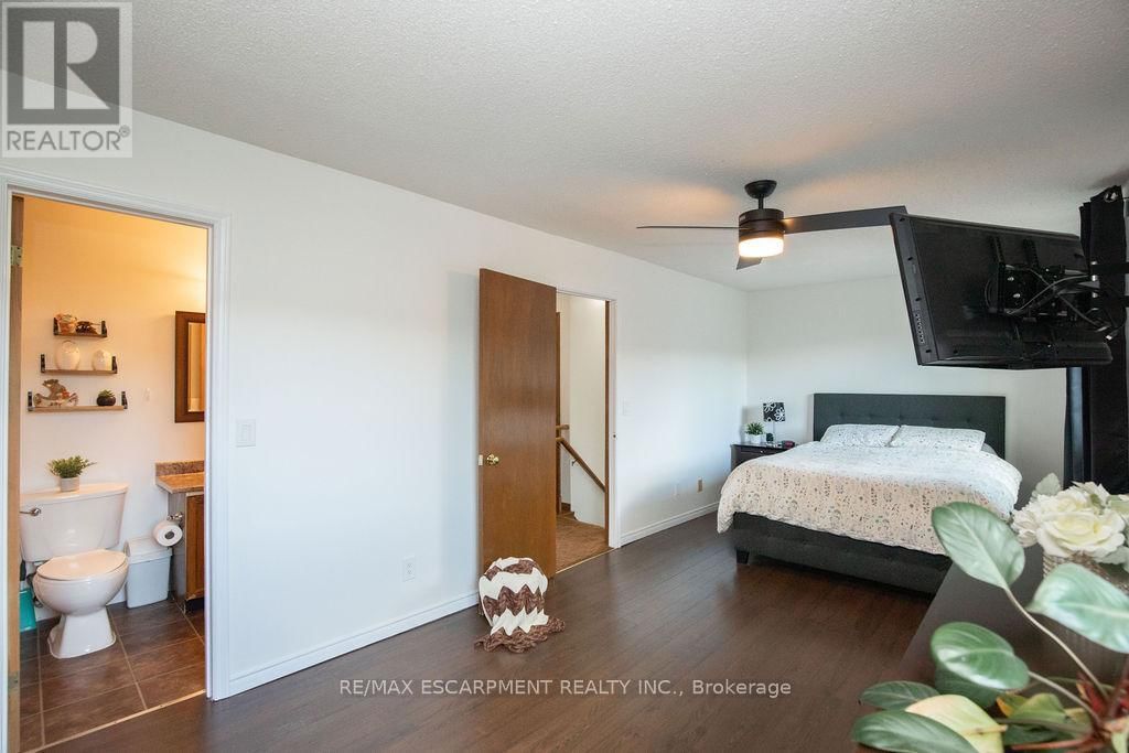 54 MERRITT CRESCENT Image 31