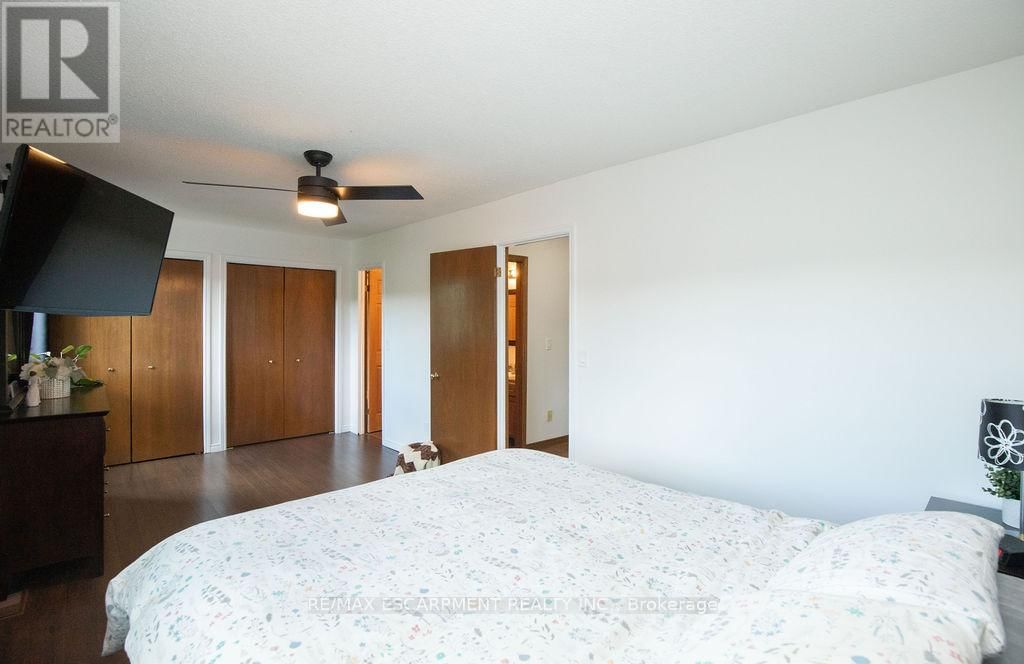 54 MERRITT CRESCENT Image 32