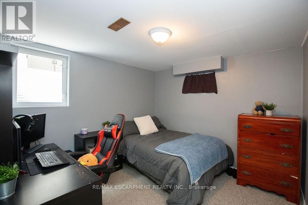 54 MERRITT CRESCENT Image 41