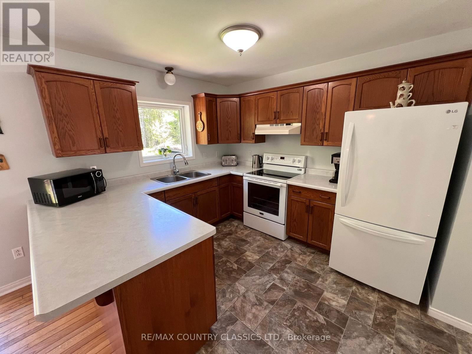 1374 ROCHEFORT ROAD Image 11