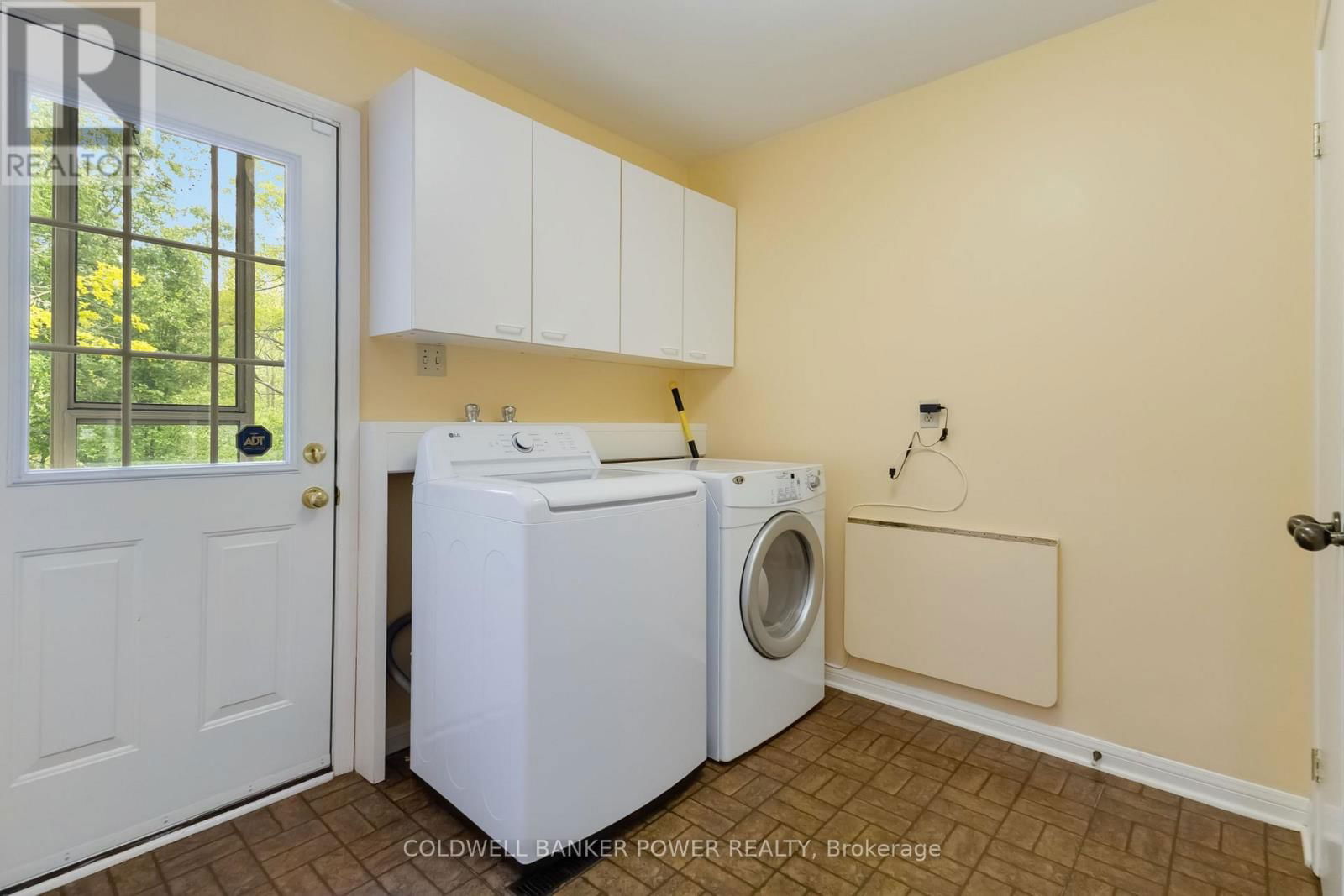 41 HAMPTON CRESCENT Image 23