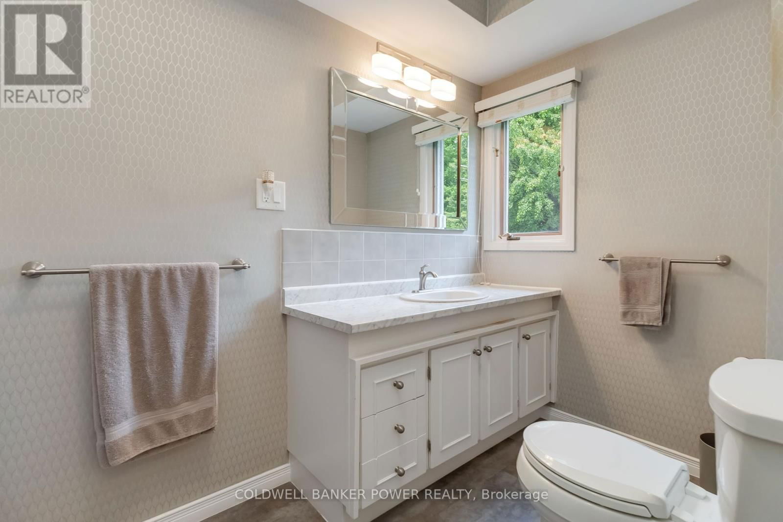 41 HAMPTON CRESCENT Image 29