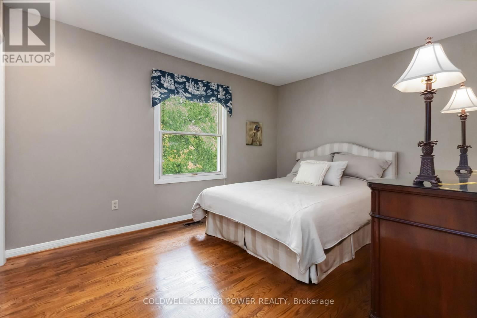 41 HAMPTON CRESCENT Image 32