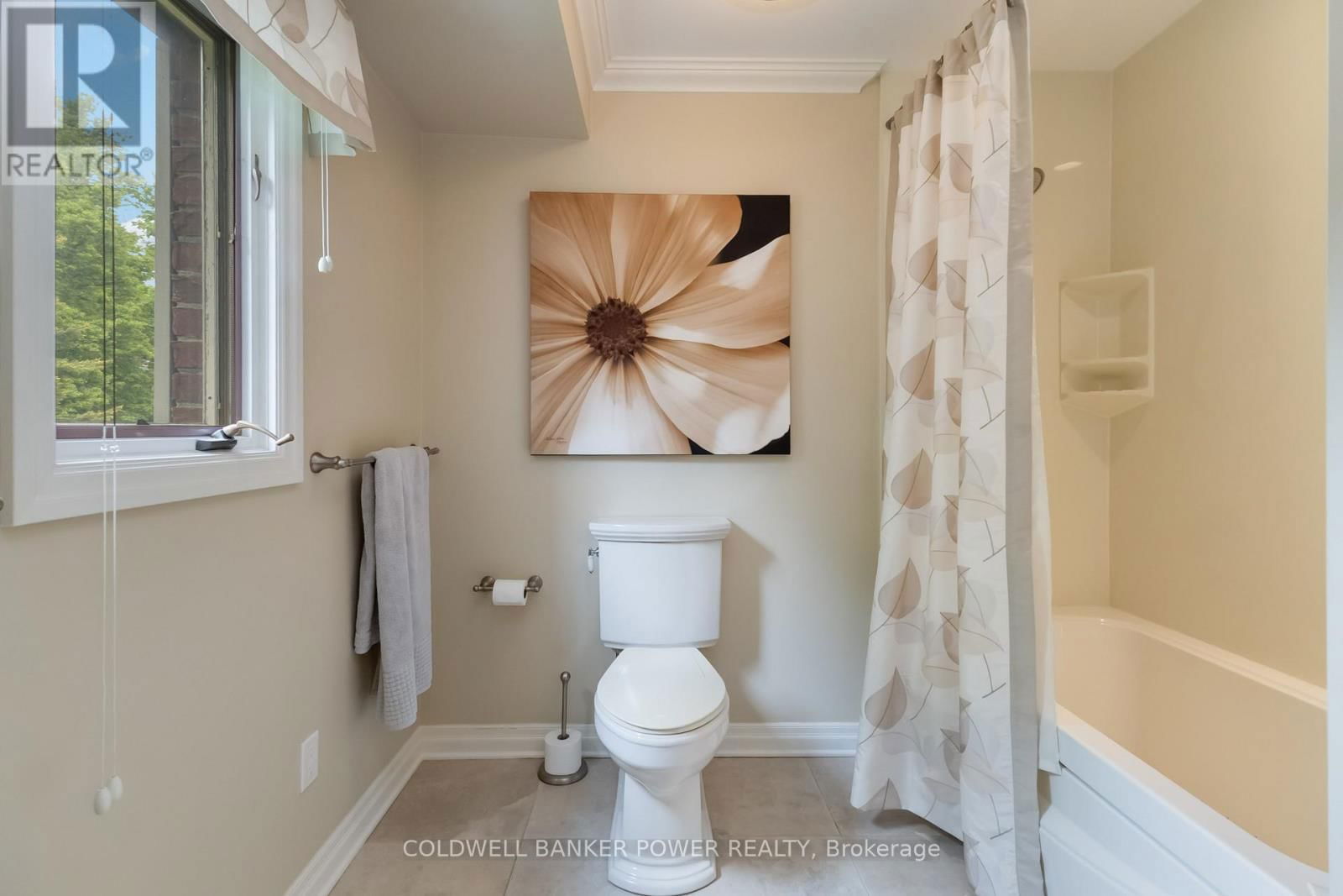 41 HAMPTON CRESCENT Image 35
