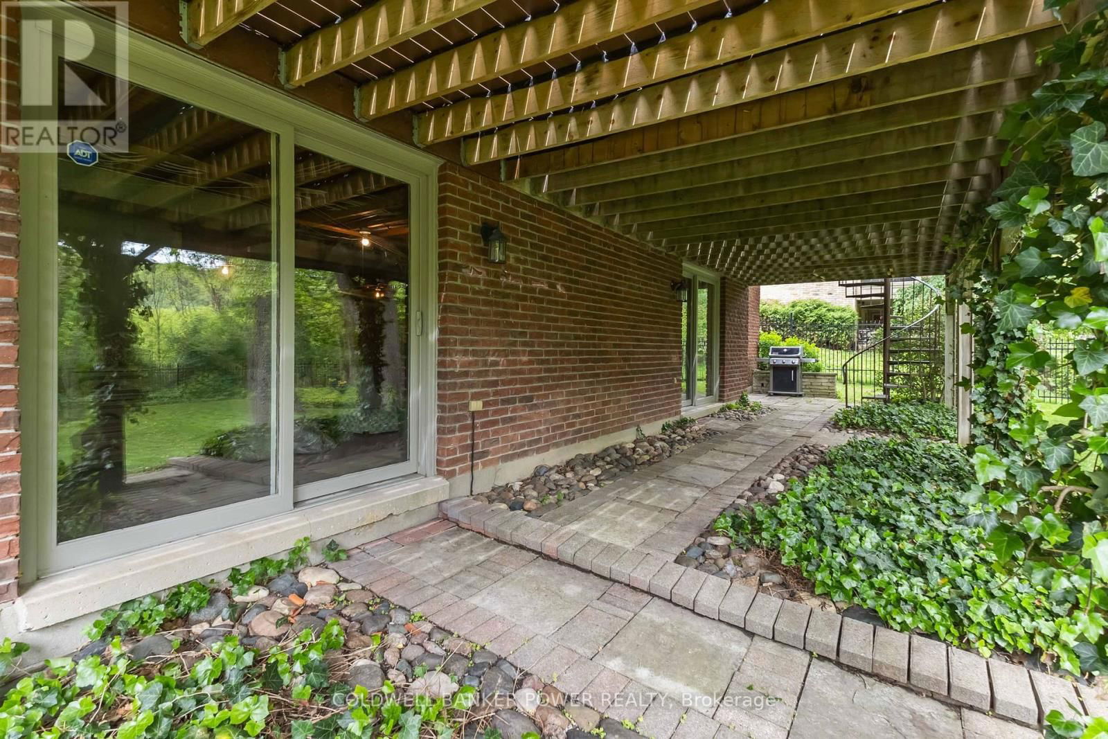 41 HAMPTON CRESCENT Image 37