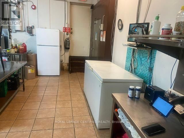 354 MAIN ST WEST Image 9