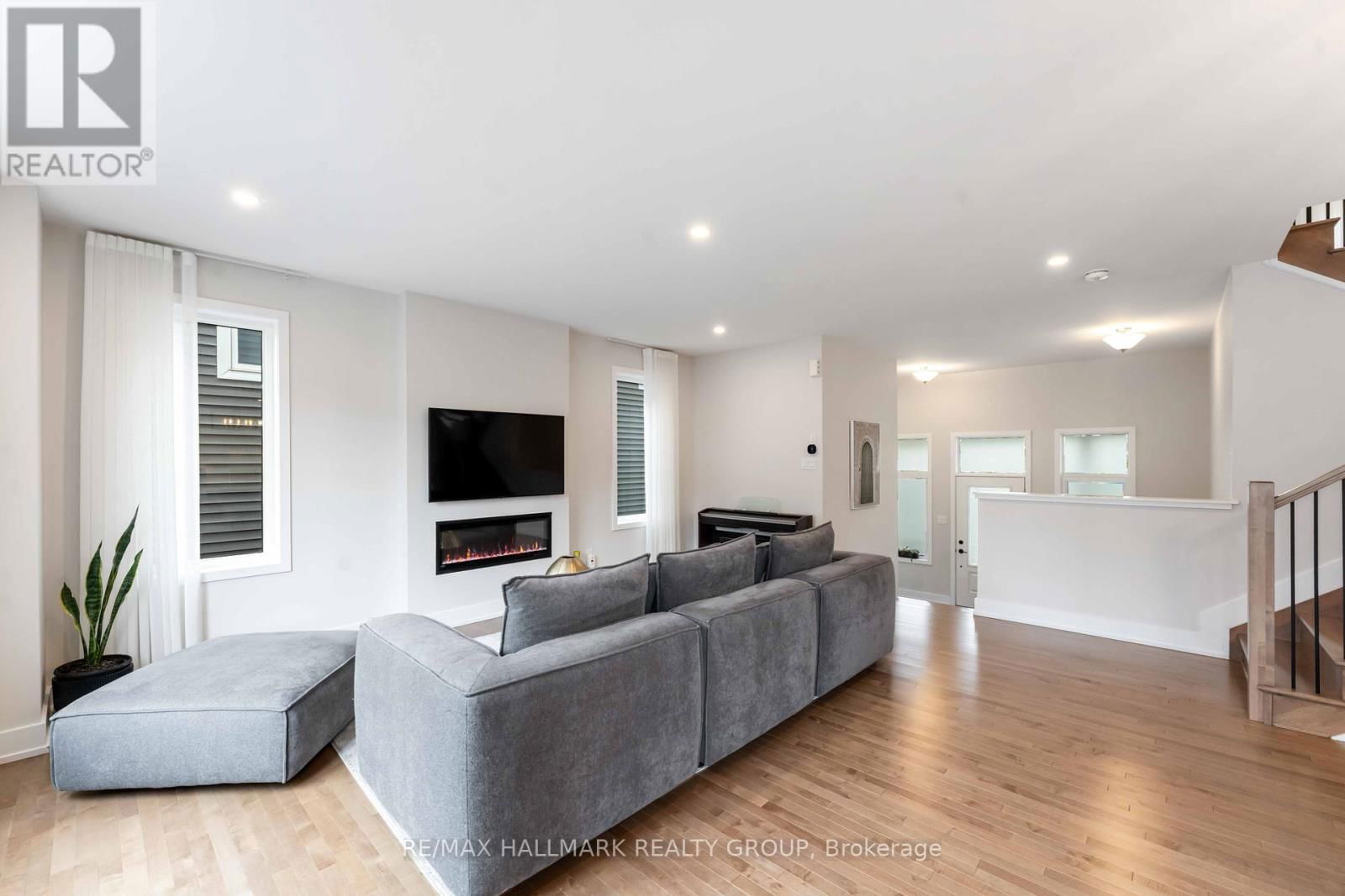 732 VENNECY TERRACE Image 11