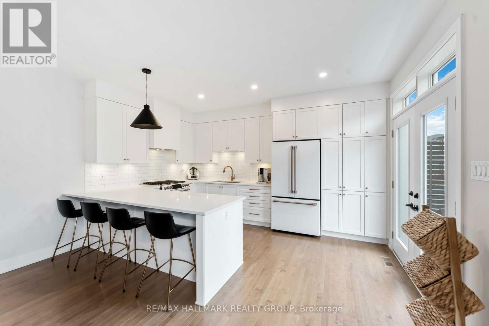 732 VENNECY TERRACE Image 12