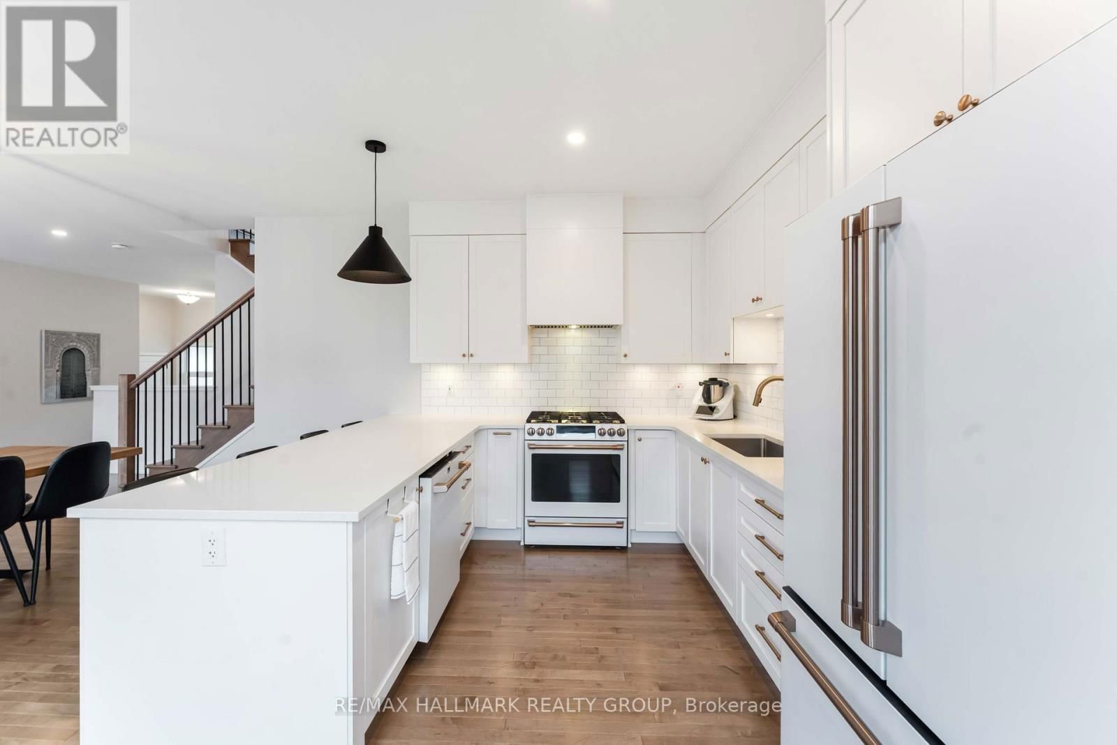 732 VENNECY TERRACE Image 13