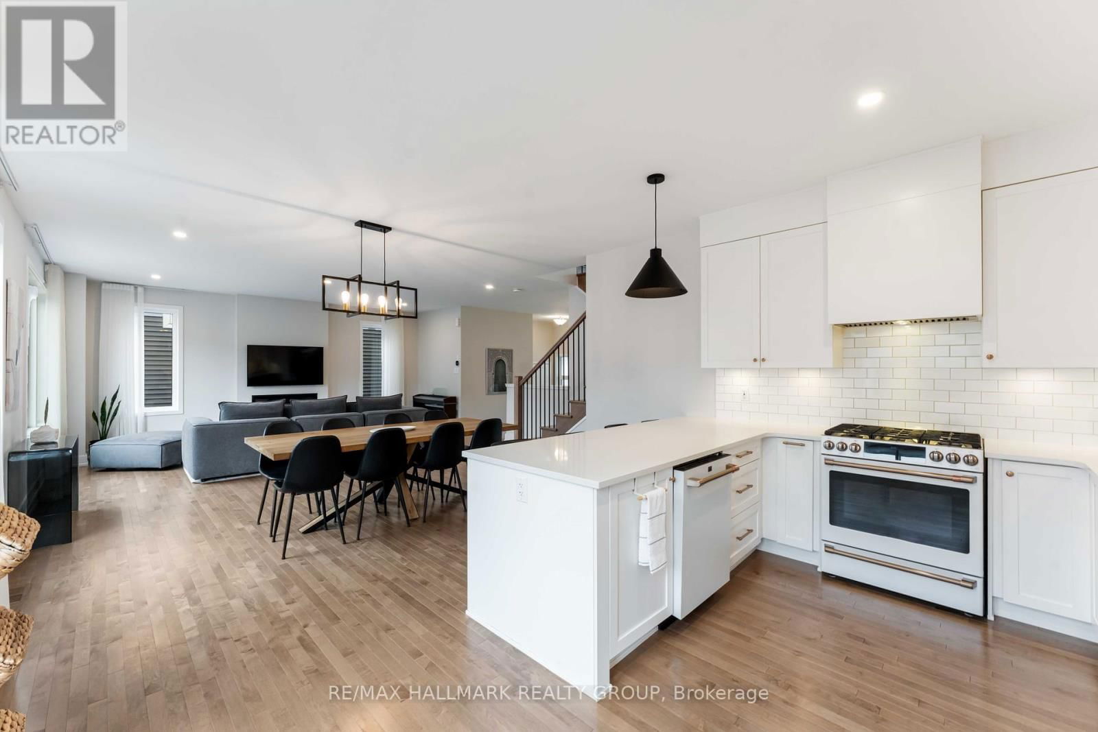 732 VENNECY TERRACE Image 14