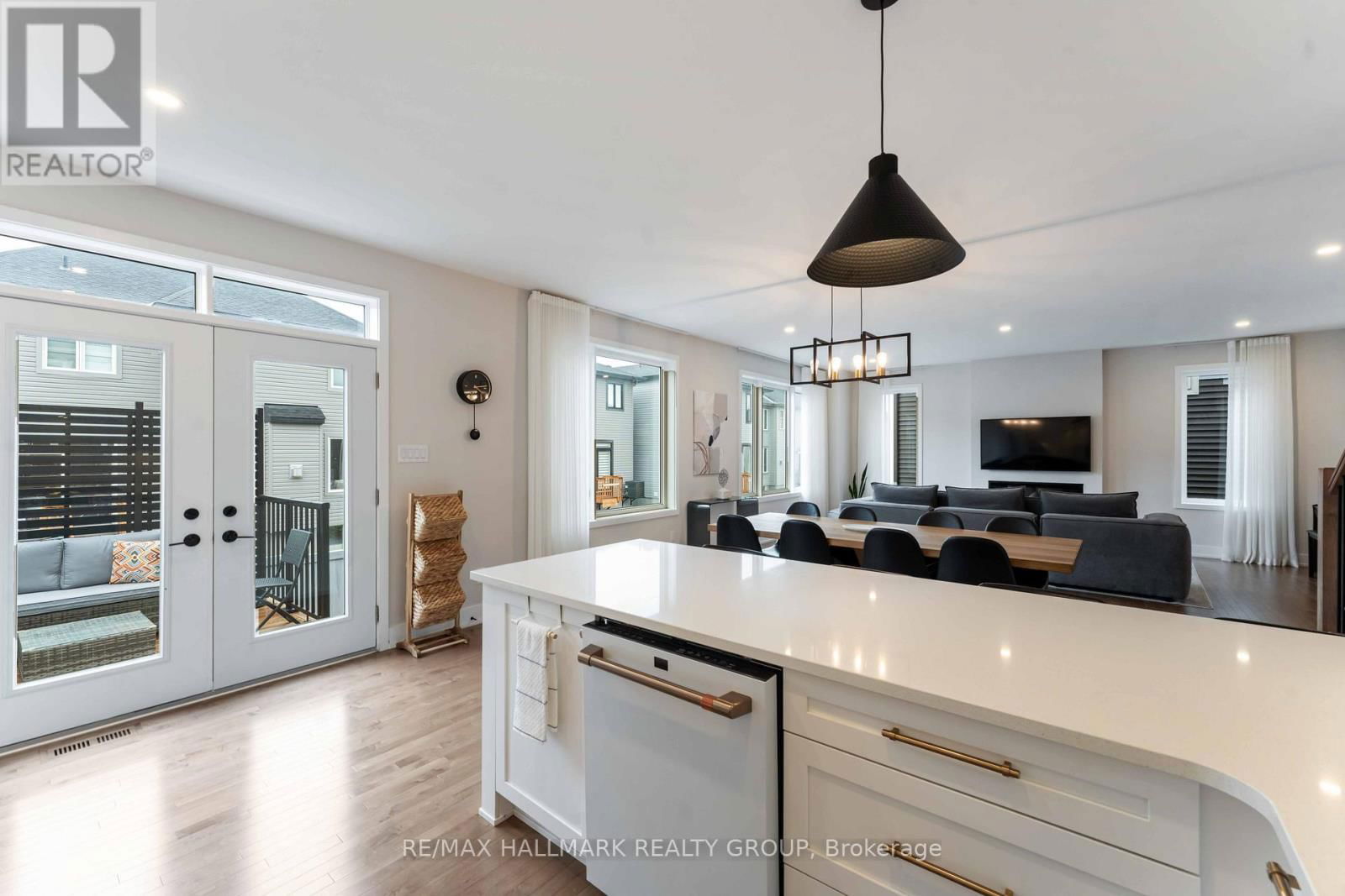 732 VENNECY TERRACE Image 15