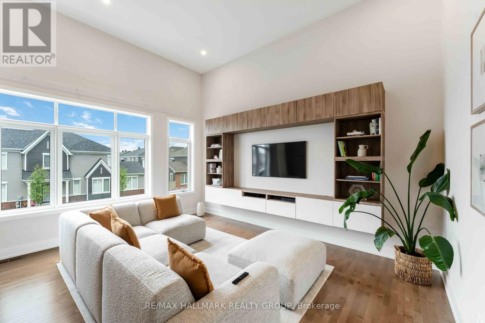 732 VENNECY TERRACE Image 17