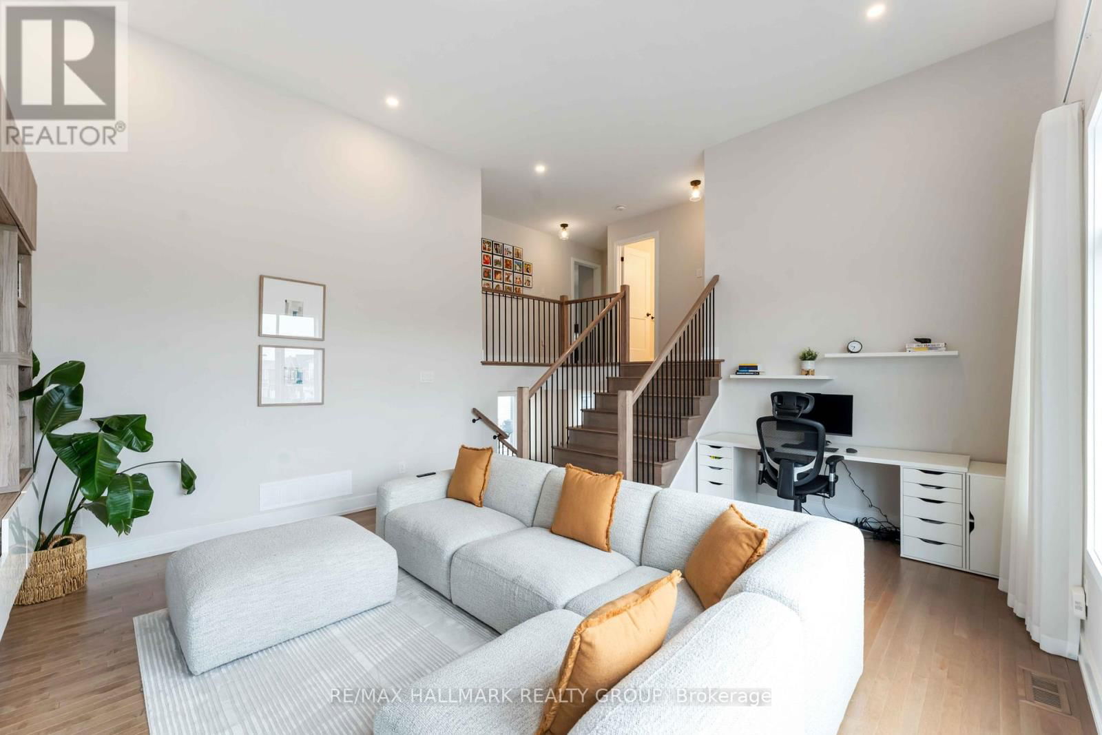 732 VENNECY TERRACE Image 19