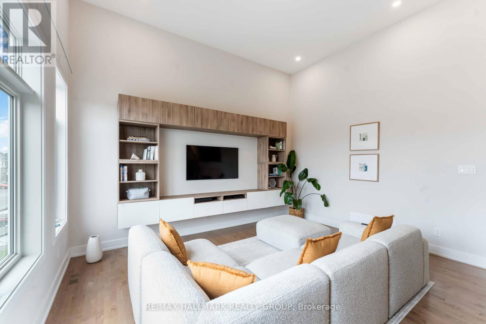 732 VENNECY TERRACE Image 20