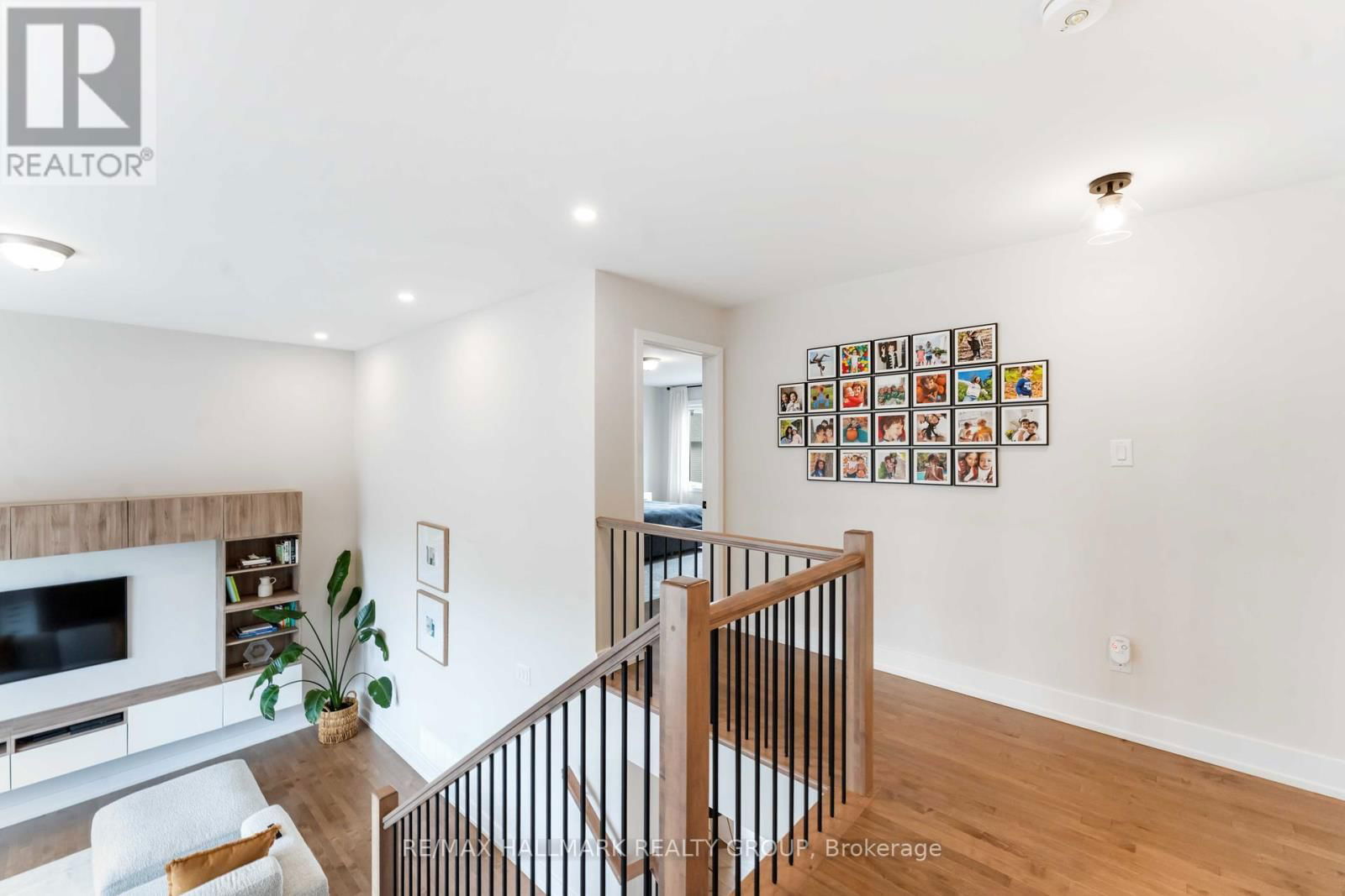 732 VENNECY TERRACE Image 23